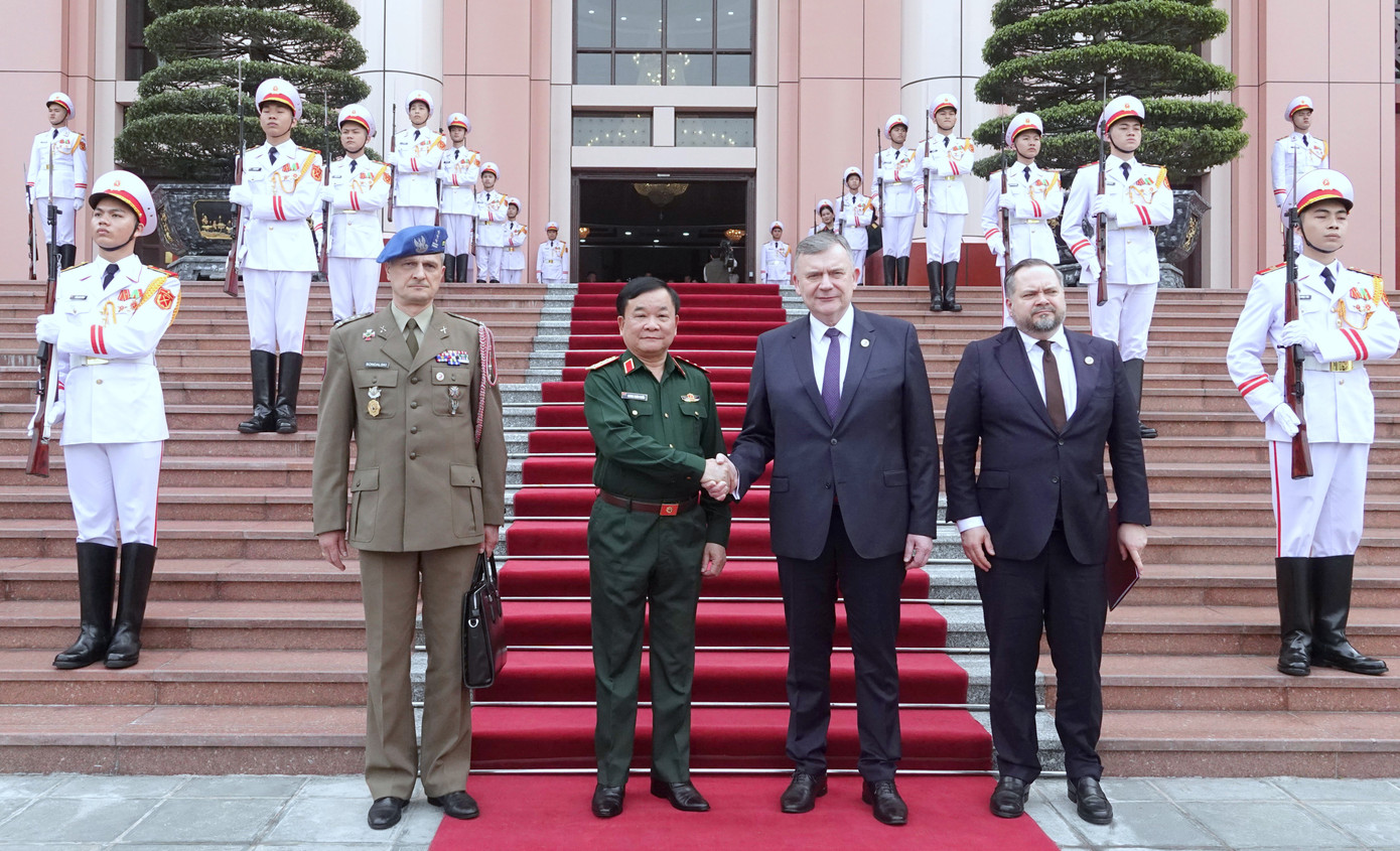 Thượng tướng Hoàng Xuân Chiến đón Thứ trưởng Bộ Quốc phòng Ba Lan Pawel Bejda tới đồng chủ trì hội đàm, sáng 24/3. Ảnh: Nguyễn Minh
