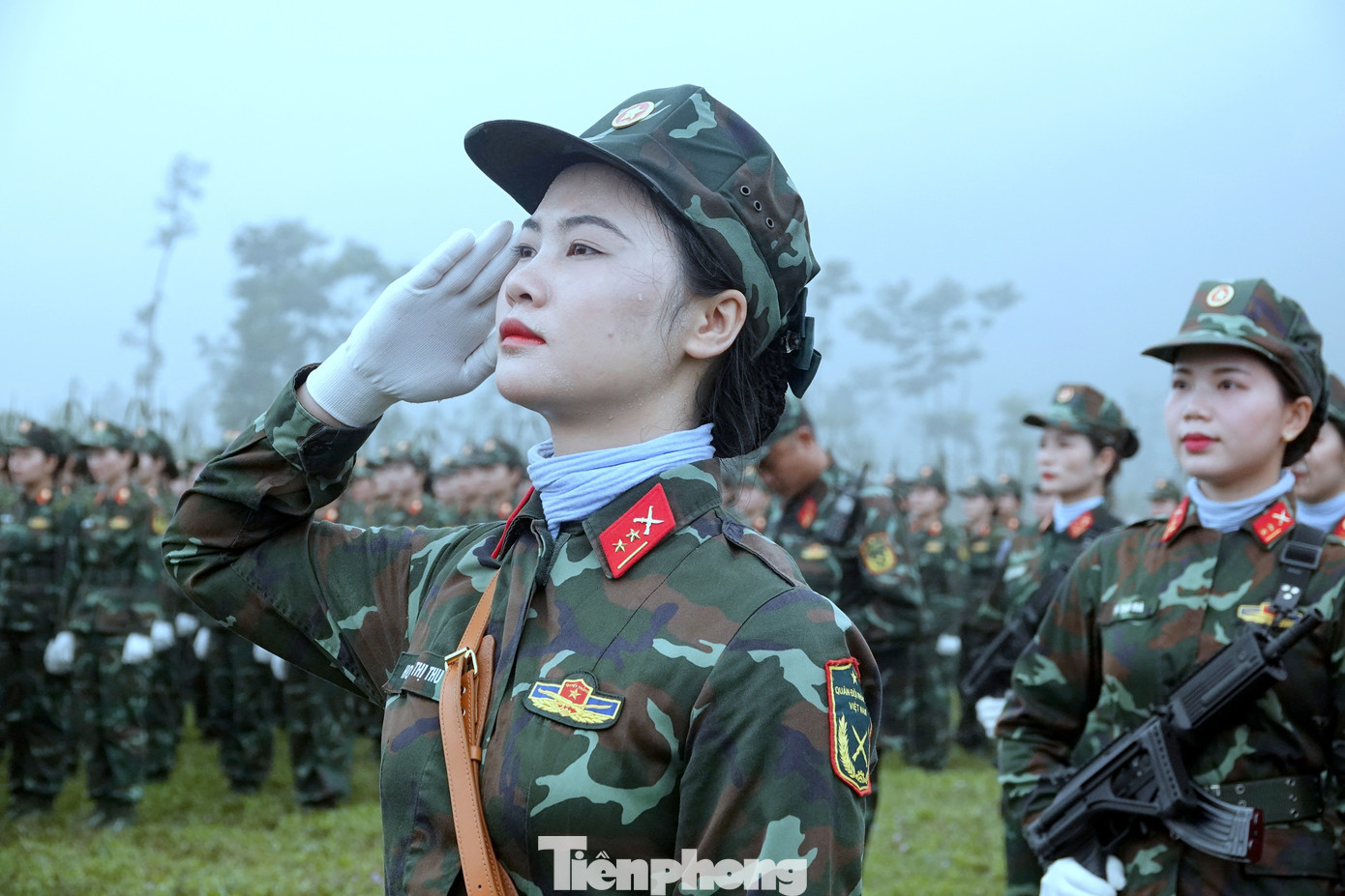 Trung úy quân nhân chuyên nghiệp Hoàng Thị Thu - Khối trưởng Khối nữ Gìn giữ hòa bình Việt Nam cho biết, khối có 120 nữ quân nhân chính thức và dự bị được tuyển chọn từ các đơn vị thuộc Quân khu 3 (khối chính thức gồm 104 người, tính cả Tổ Quân kỳ). Trung úy quân nhân chuyên nghiệp Hoàng Thị Thu - Khối trưởng Khối nữ Gìn giữ hòa bình Việt Nam cho biết, khối có 120 nữ quân nhân chính thức và dự bị được tuyển chọn từ các đơn vị thuộc Quân khu 3 (khối chính thức gồm 104 người, tính cả Tổ Quân kỳ).