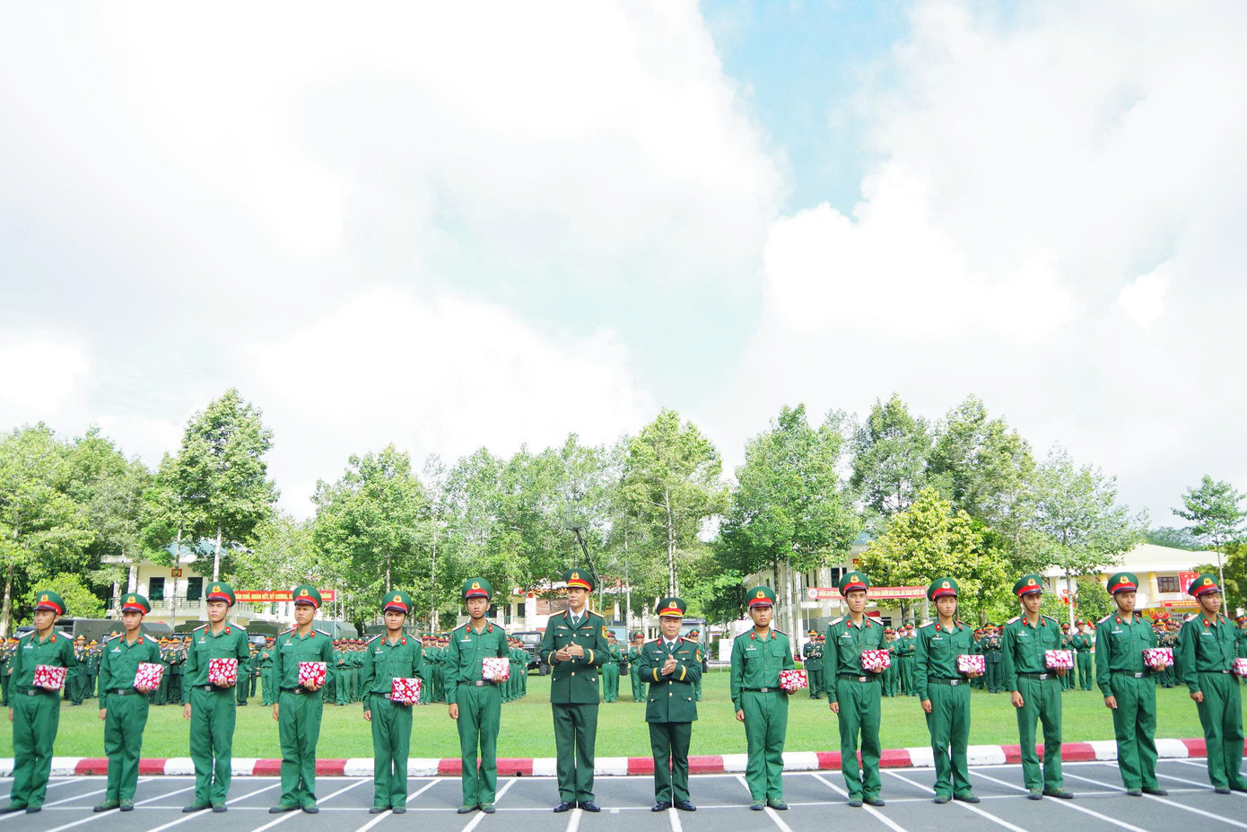 Dịp này, Lữ đoàn 87 đã trao tặng các phần quà dành cho các tập thể, cá nhân hoàn thành xuất sắc nhiệm vụ huấn luyện chiến sĩ mới năm 2025.