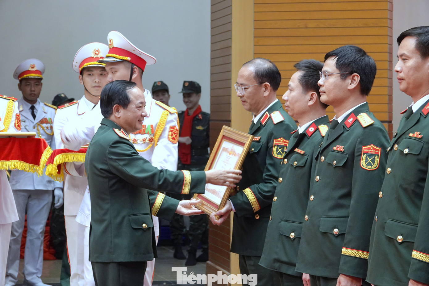 Bộ trưởng Bộ Quốc phòng Phan Văn Giang và Chủ nhiệm Tổng cục Chính trị Quân đội nhân dân Việt Nam Trịnh Văn Quyết trao Bằng khen của Thủ tướng Chính phủ và Bằng khen của Bộ trưởng Bộ Quốc phòng tặng các tập thể, cá nhân tiêu biểu trong tổ chức, tham gia Giải thưởng lần thứ 25 và giai đoạn 2020-2025.