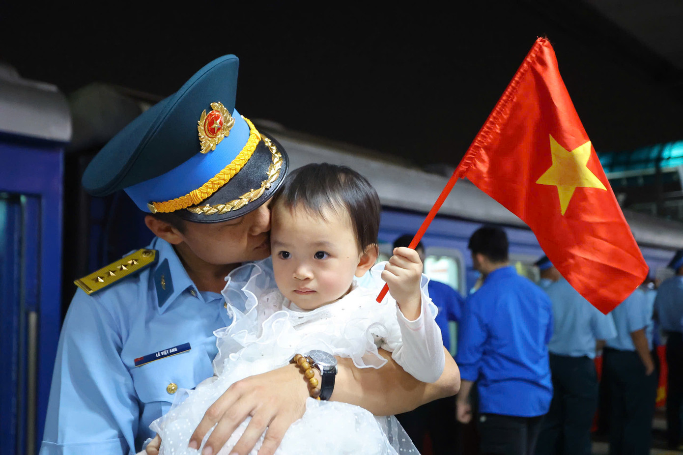 Đại úy Lê Việt Anh (Quân chủng Phòng không - Không quân) tạm biệt vợ và con gái. Đại úy Lê Việt Anh (Quân chủng Phòng không - Không quân) tạm biệt vợ và con gái.
