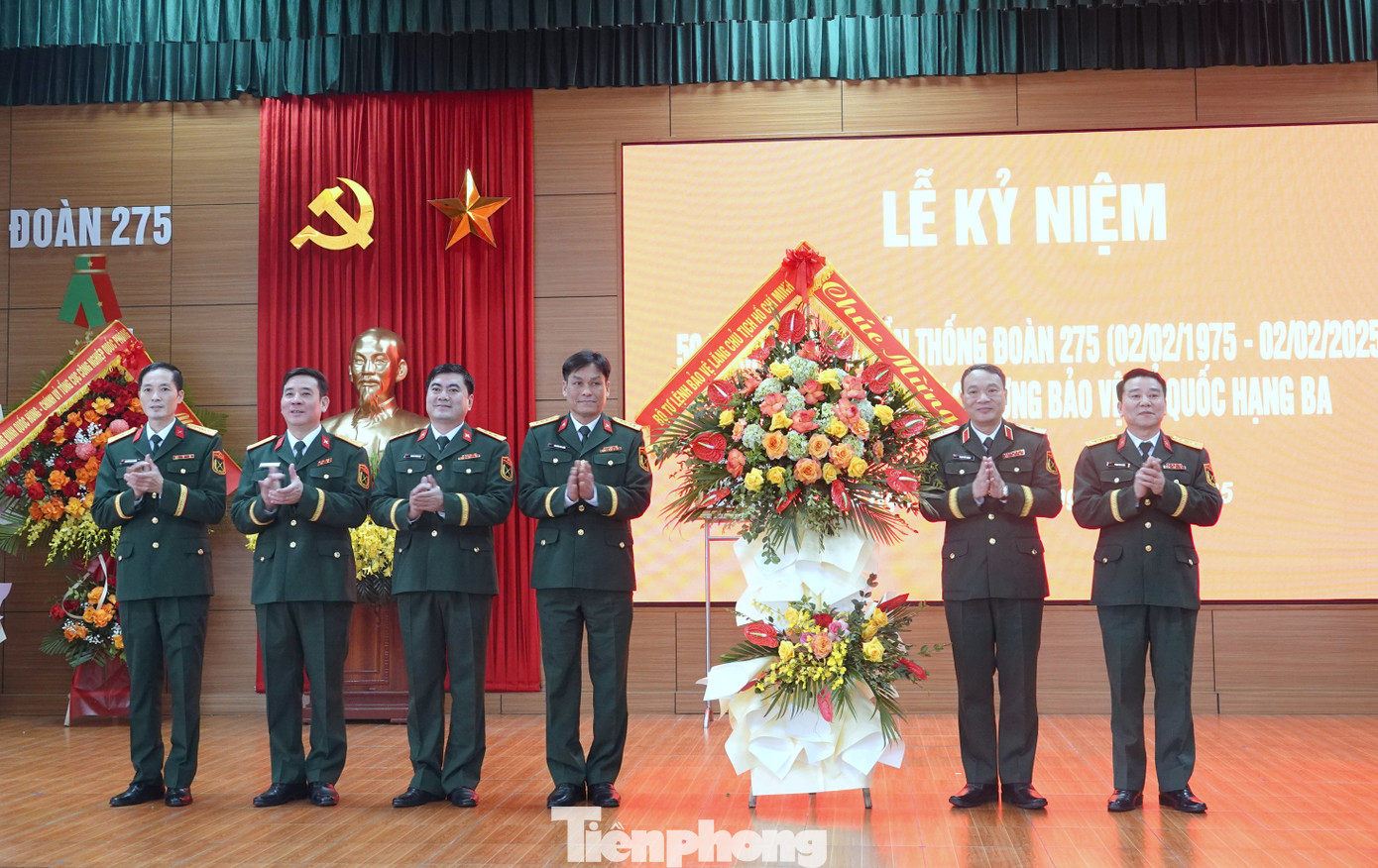 BTL Bảo vệ Lăng chúc mừng Đoàn 275.