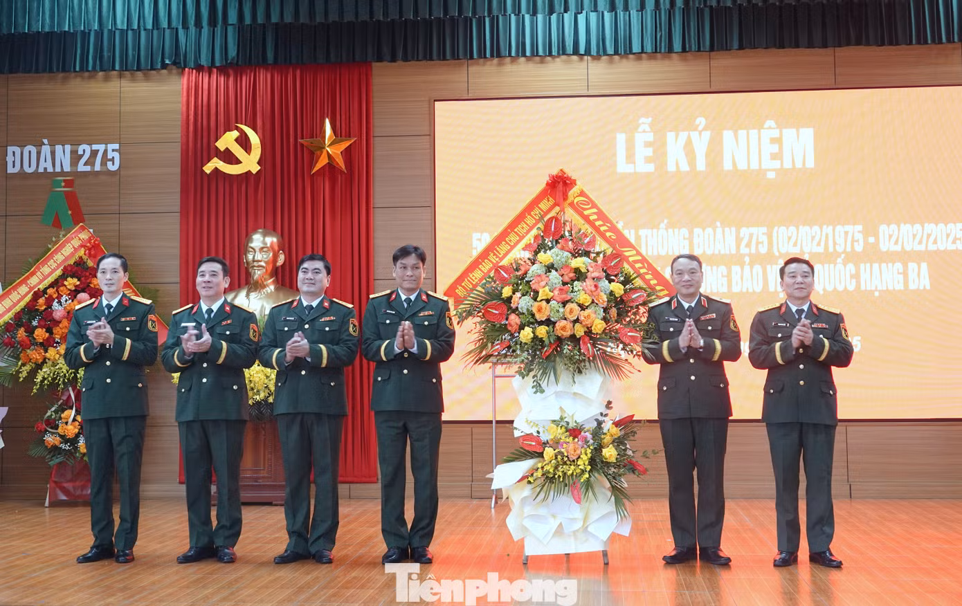 BTL Bảo vệ Lăng chúc mừng Đoàn 275.