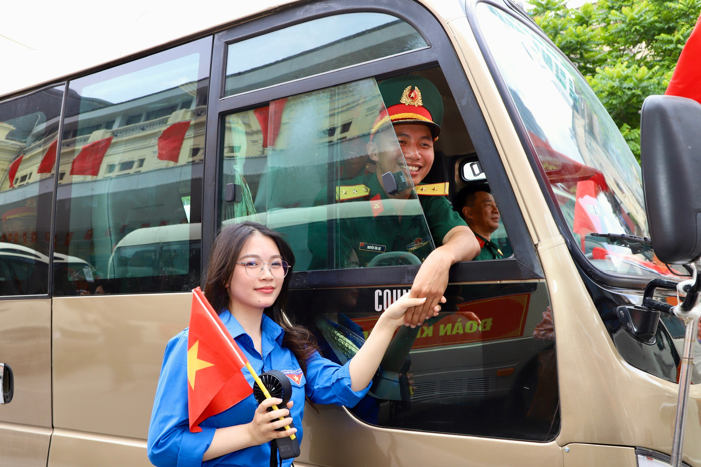 Ngày 6/6, Tổng cục Hậu cần - Kỹ thuật đã phối hợp với Bộ Tư lệnh Thủ đô Hà Nội, các cựu chiến binh, đoàn viên thanh niên và cán bộ, chiến sĩ lực lượng vũ trang Thủ đô tổ chức đón các đoàn diễu binh, diễu hành với hơn 1.600 quân nhân di chuyển ra Hà Nội bằng đường sắt để bước vào giai đoạn phối hợp tập luyện tổng thể cùng các lực lượng trong toàn quân. Ngày 6/6, Tổng cục Hậu cần - Kỹ thuật đã phối hợp với Bộ Tư lệnh Thủ đô Hà Nội, các cựu chiến binh, đoàn viên thanh niên và cán bộ, chiến sĩ lực lượng vũ trang Thủ đô tổ chức đón các đoàn diễu binh, diễu hành với hơn 1.600 quân nhân di chuyển ra Hà Nội bằng đường sắt để bước vào giai đoạn phối hợp tập luyện tổng thể cùng các lực lượng trong toàn quân.