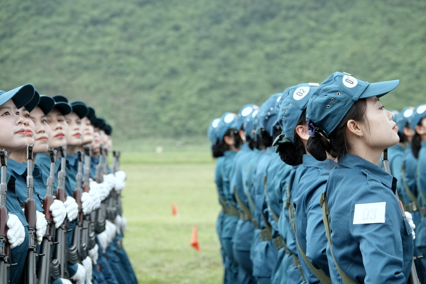 Khối nữ dân quân các dân tộc Việt Nam với những bước chân đều, đẹp tại TB4.