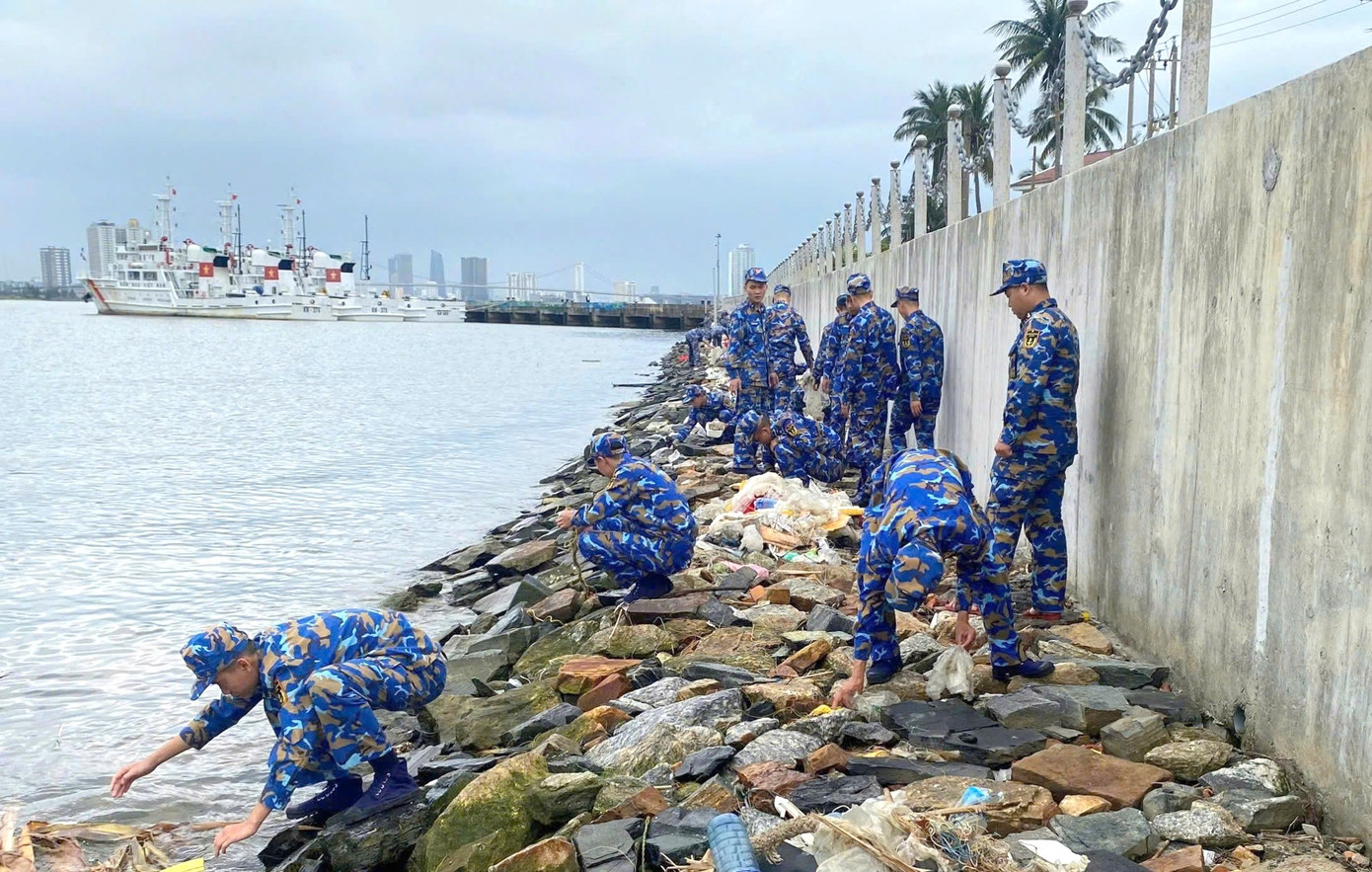 Cán bộ, đoàn viên thanh niên Lữ đoàn 161 (Vùng 3 Hải quân) thu gom rác thải tại khu vực cầu cảng, bờ kè.