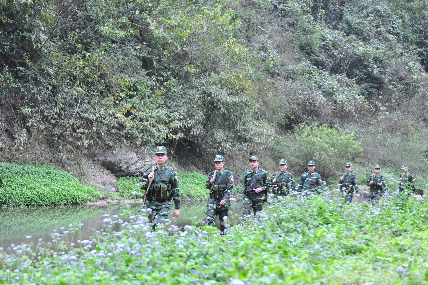Chiến sĩ Biên phòng tuần tra bảo vệ lãnh thổ thiêng liêng trên tuyến biên giới phía Bắc. Ảnh: Nguyễn Minh