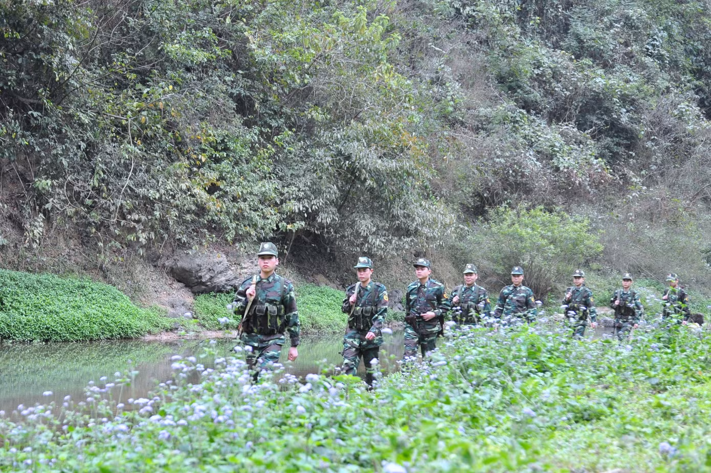 Chiến sĩ Biên phòng tuần tra bảo vệ lãnh thổ thiêng liêng trên tuyến biên giới phía Bắc. Ảnh: Nguyễn Minh Chiến sĩ Biên phòng tuần tra bảo vệ lãnh thổ thiêng liêng trên tuyến biên giới phía Bắc. Ảnh: Nguyễn Minh