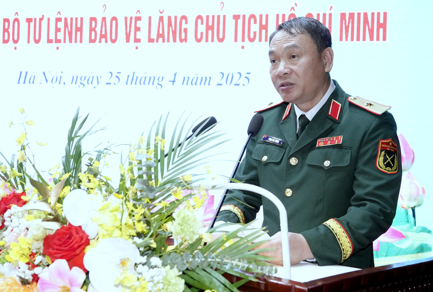 Lãnh đạo Bộ Tư lệnh Lăng Chủ tịch Hồ Chí Minh phát biểu tại buổi lễ.