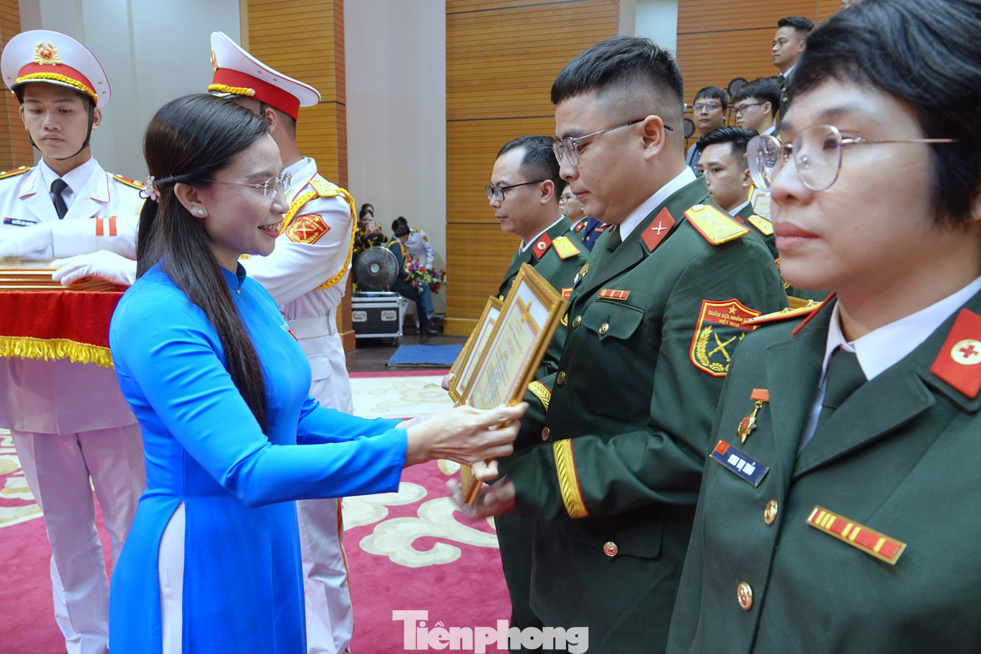 Thứ trưởng Bộ Quốc phòng Nguyễn Hồng Thái và Bí thư Trung ương Đoàn Nguyễn Phạm Duy Trang trao Chứng nhận của Chủ nhiệm Tổng cục Chính trị Quân đội nhân dân Việt Nam tặng các công trình đoạt giải Nhất và giải Nhì; trao Huy hiệu Tuổi trẻ sáng tạo của Trung ương Đoàn tặng các tác giả có công trình đoạt giải Nhất giải thưởng lần thứ 25.