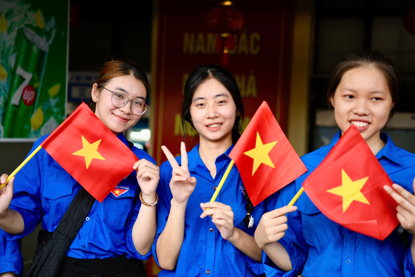 Đông đảo sinh viên Thủ đô đã tới ga Hà Nội chào đón các quân nhân.