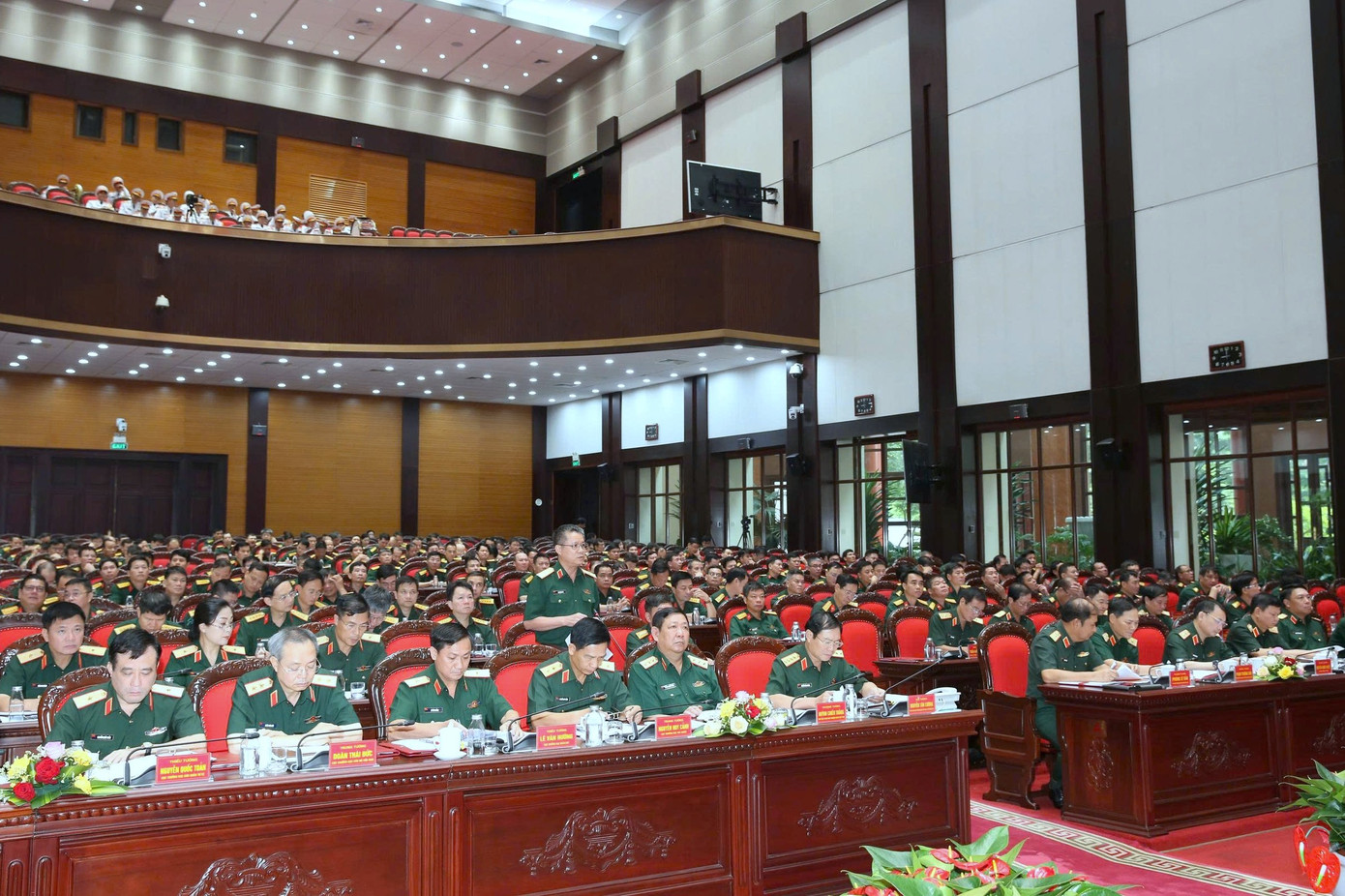 Tại hội nghị, Bộ Tổng tham mưu đã phát động phong trào thi đua “Phất cao cờ hồng tháng Tám - Thi đua giành ba nhất”.