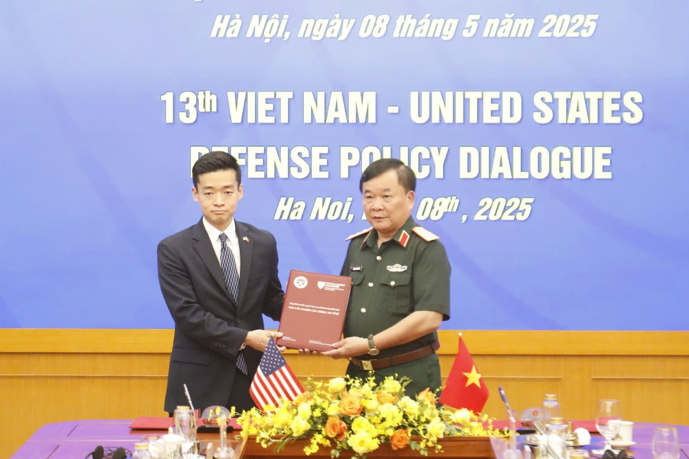 Hai bên bàn giao Hồ sơ kỷ vật chiến tranh và trao thư của Bộ trưởng Bộ Quốc phòng Việt Nam gửi Bộ trưởng Bộ Quốc phòng Mỹ