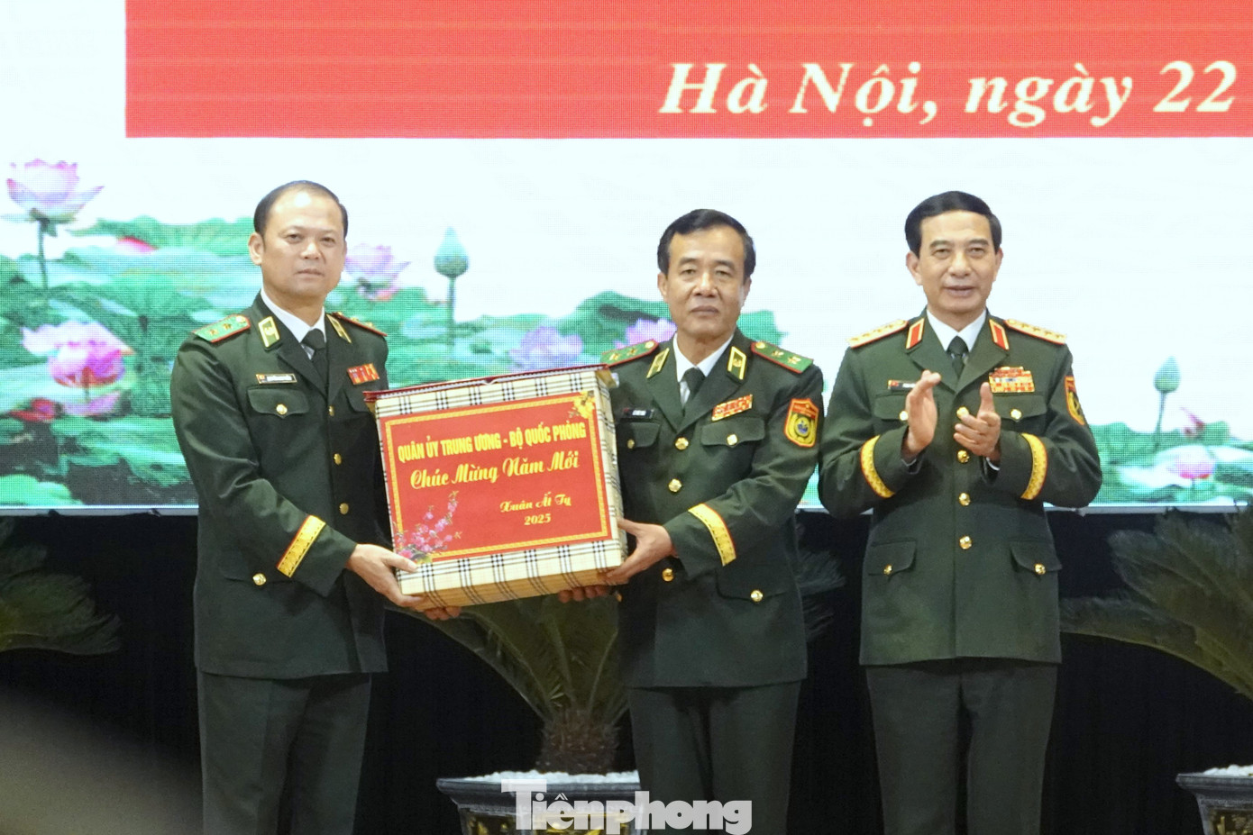 Bộ trưởng Bộ Quốc phòng Phan Văn Giang trao quà Tết tặng cán bộ, chiến sĩ BĐBP.