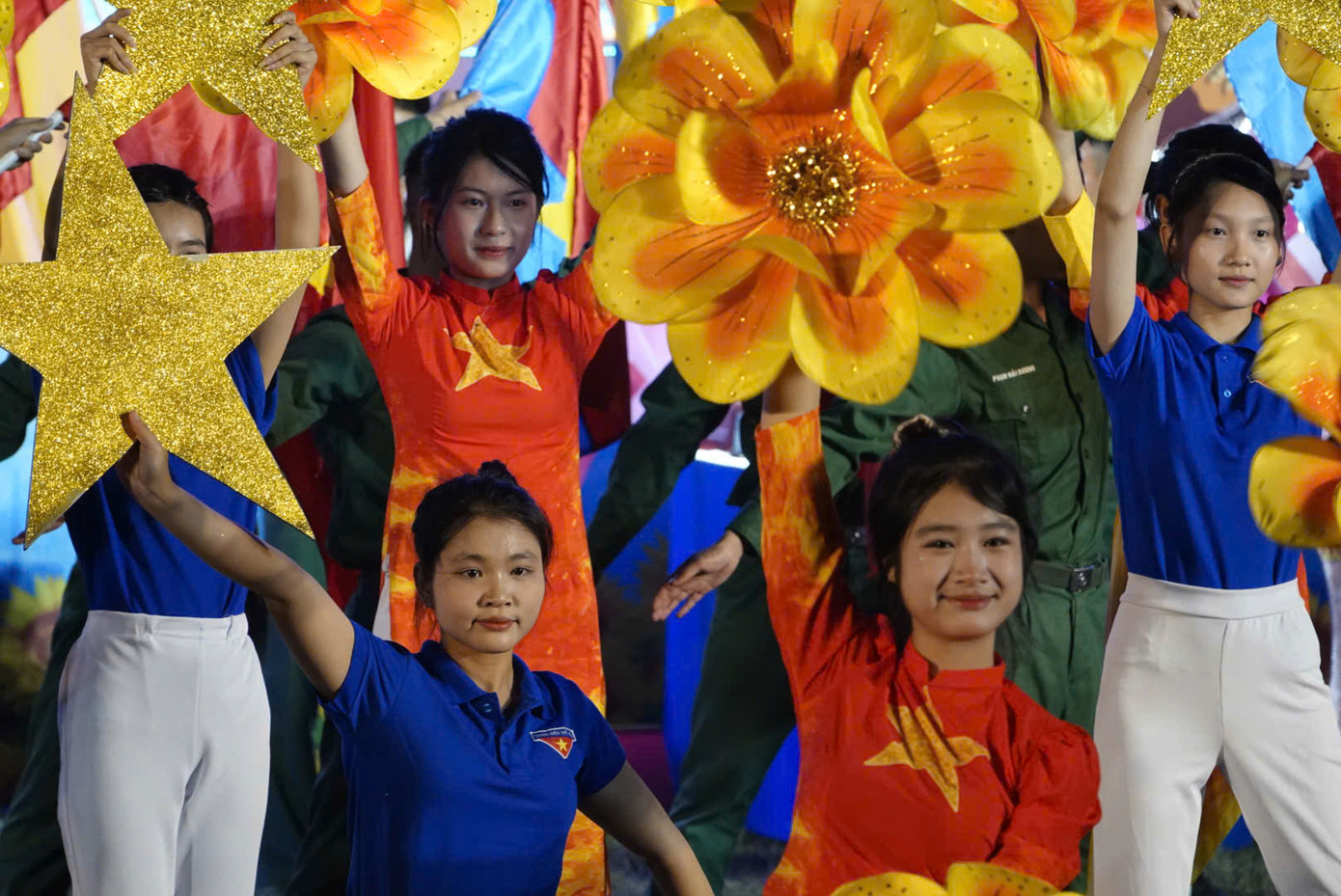 Chương trình nghệ thuật đặc sắc do các ca sĩ, nghệ sĩ, diễn viên chuyên nghiệp thuộc Nhà hát ca múa nhạc Quân đội, lực lượng quần chúng của Sư đoàn 312 (Quân đoàn 12) và đơn vị kết nghĩa biểu diễn.