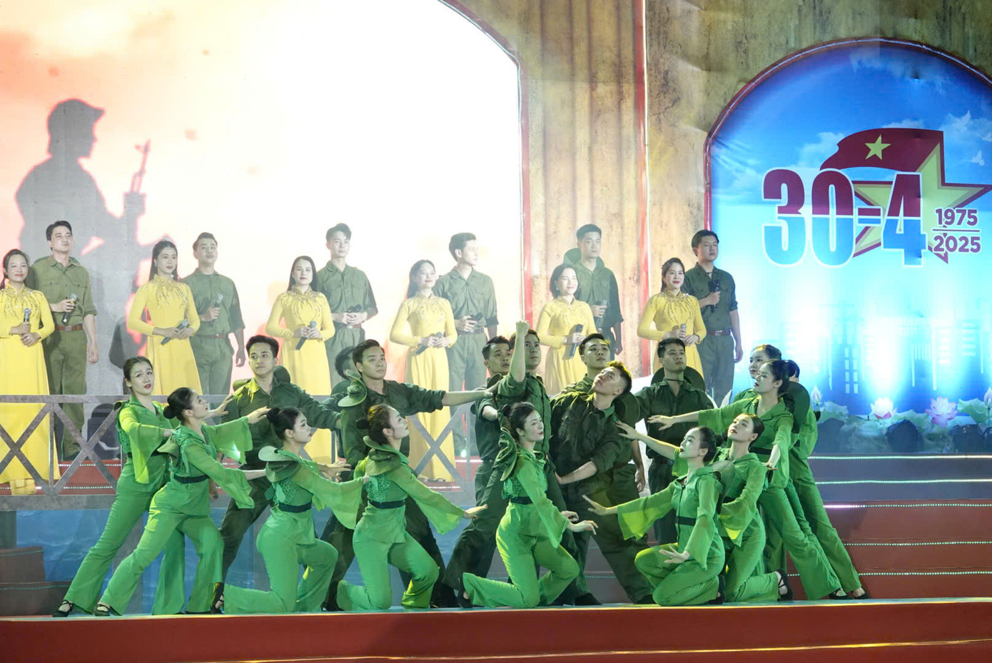 Chương trình nghệ thuật đặc sắc do các ca sĩ, nghệ sĩ, diễn viên chuyên nghiệp thuộc Nhà hát ca múa nhạc Quân đội, lực lượng quần chúng của Sư đoàn 312 (Quân đoàn 12) và đơn vị kết nghĩa biểu diễn.