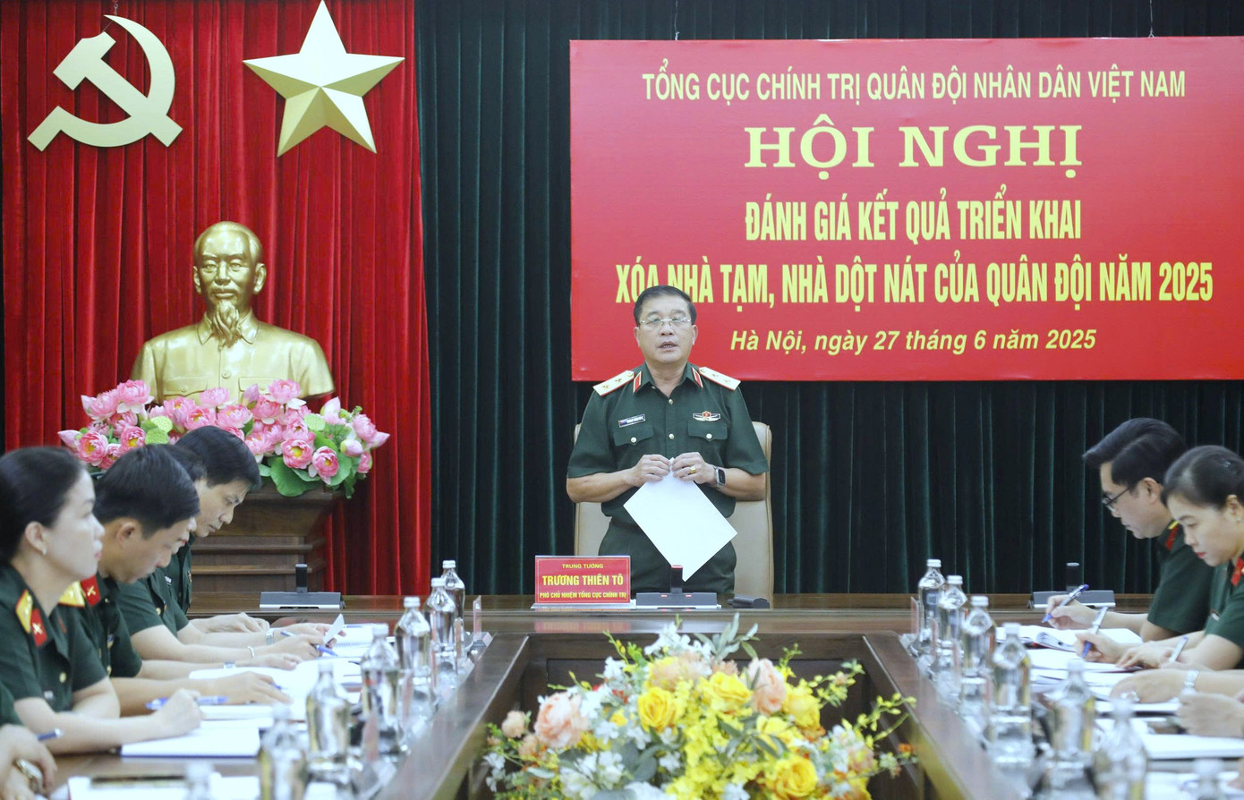 Trung tướng Trương Thiên Tô - Phó Chủ nhiệm Tổng cục Chính trị QĐND Việt Nam, phát biểu chỉ đạo hội nghị. Trung tướng Trương Thiên Tô - Phó Chủ nhiệm Tổng cục Chính trị QĐND Việt Nam, phát biểu chỉ đạo hội nghị.