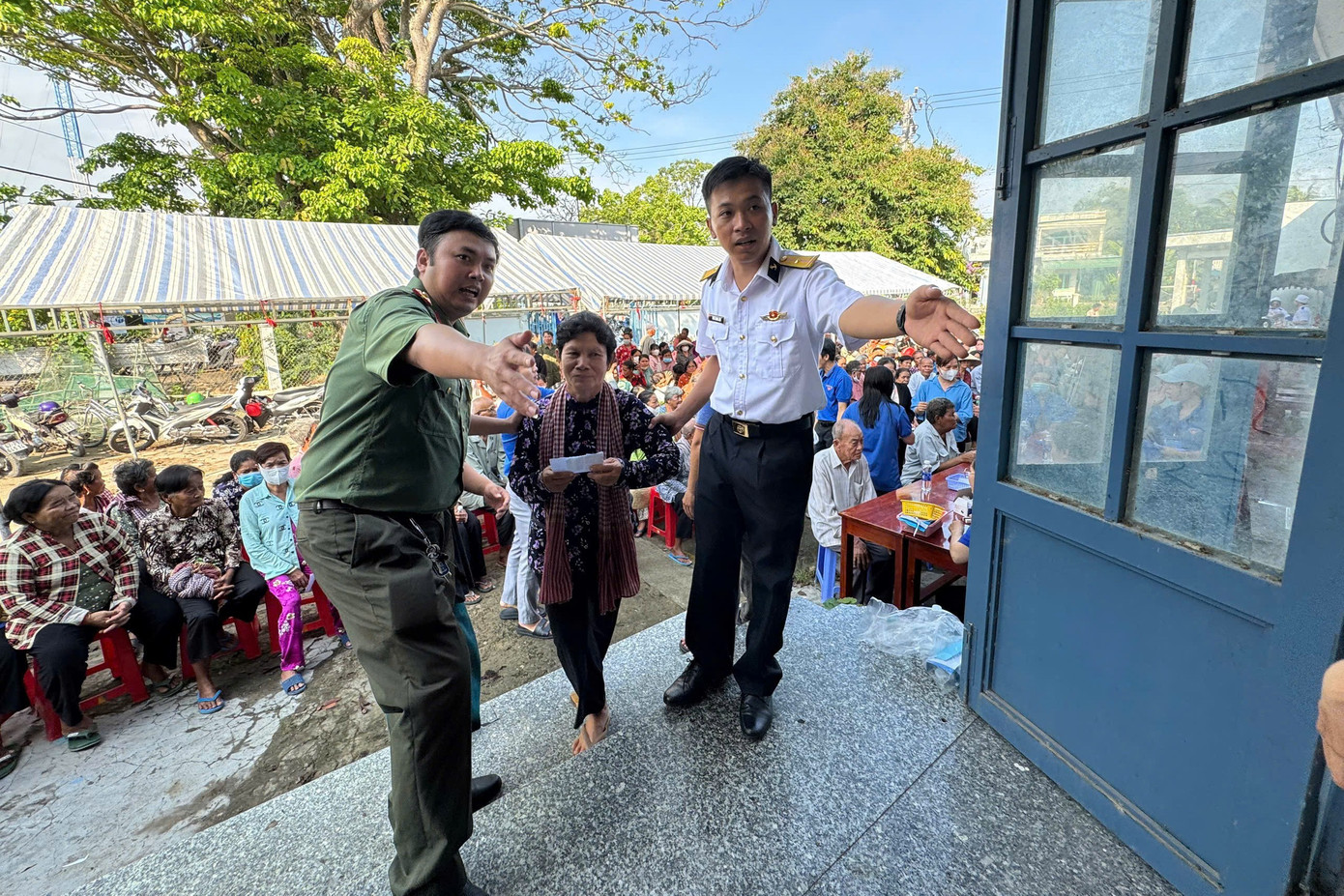 Khám bệnh, cấp thuốc miễn phí cho gia đình khó khăn trên địa bàn đóng quân của Lữ đoàn 962 (Quân khu 9).