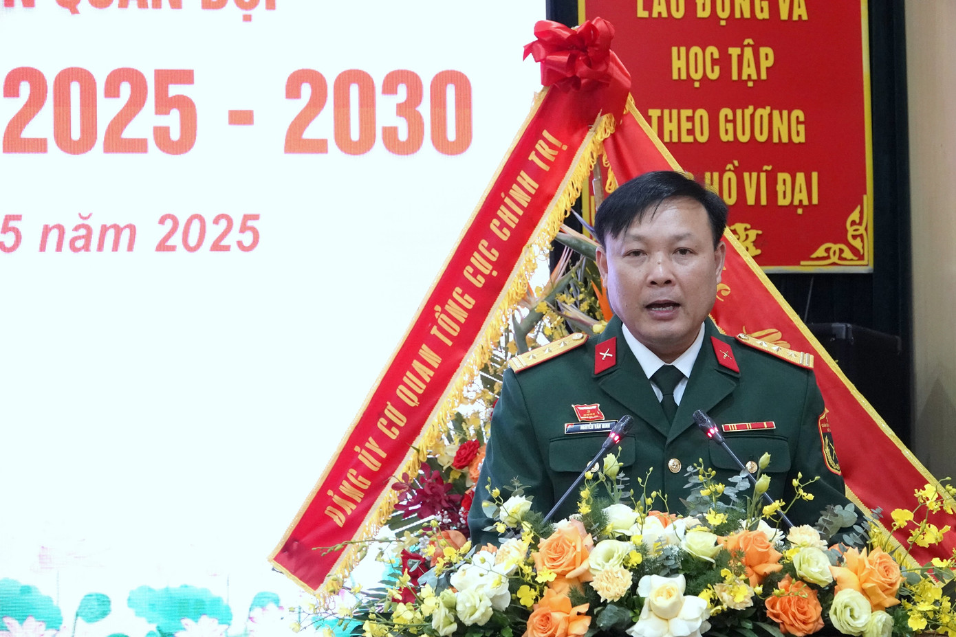 Các đại biểu nêu ý kiến tại đại hội.