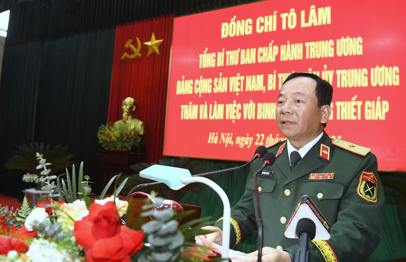 Thiếu tướng Đỗ Đình Thanh - Tư lệnh Binh chủng TTG, báo cáo với Tổng Bí thư Tô Lâm về lịch sử truyền thống và những chiến công của Bộ đội TTG trong hành trình hơn 65 năm qua.