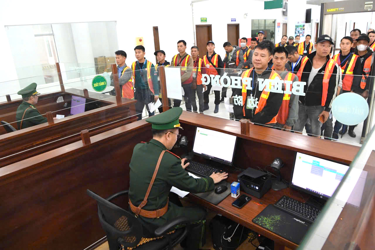 Bộ đội Biên phòng Quảng Ninh làm thủ tục xuất nhập cảnh cho người dân qua khu vực Cửa khẩu quốc tế Móng Cái.