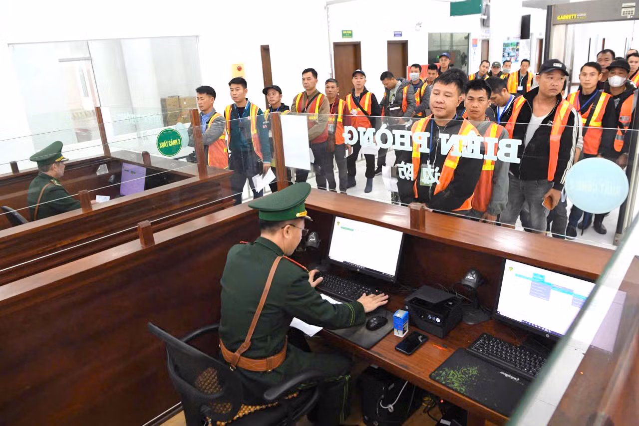 Bộ đội Biên phòng Quảng Ninh làm thủ tục xuất nhập cảnh cho người dân qua khu vực Cửa khẩu quốc tế Móng Cái.