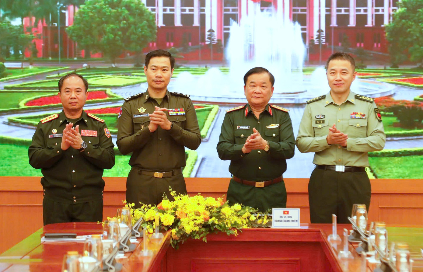 Thượng tướng Hoàng Xuân Chiến cùng Tùy viên Quốc phòng các nước Trung Quốc, Lào và Campuchia tại cuộc làm việc, sáng 1/4. Thượng tướng Hoàng Xuân Chiến cùng Tùy viên Quốc phòng các nước Trung Quốc, Lào và Campuchia tại cuộc làm việc, sáng 1/4.