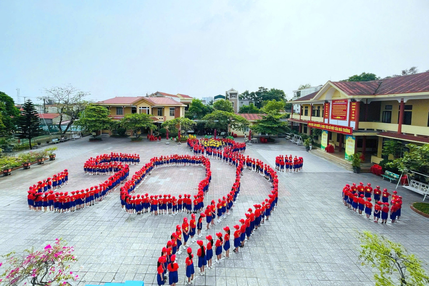 Chương trình ngoại khóa “Tuyên truyền kỷ niệm 50 năm Ngày giải phóng miền Nam, thống nhất đất nước” tại Trường Tiểu học Hải Thành (Đồng Hới, Quảng Bình).