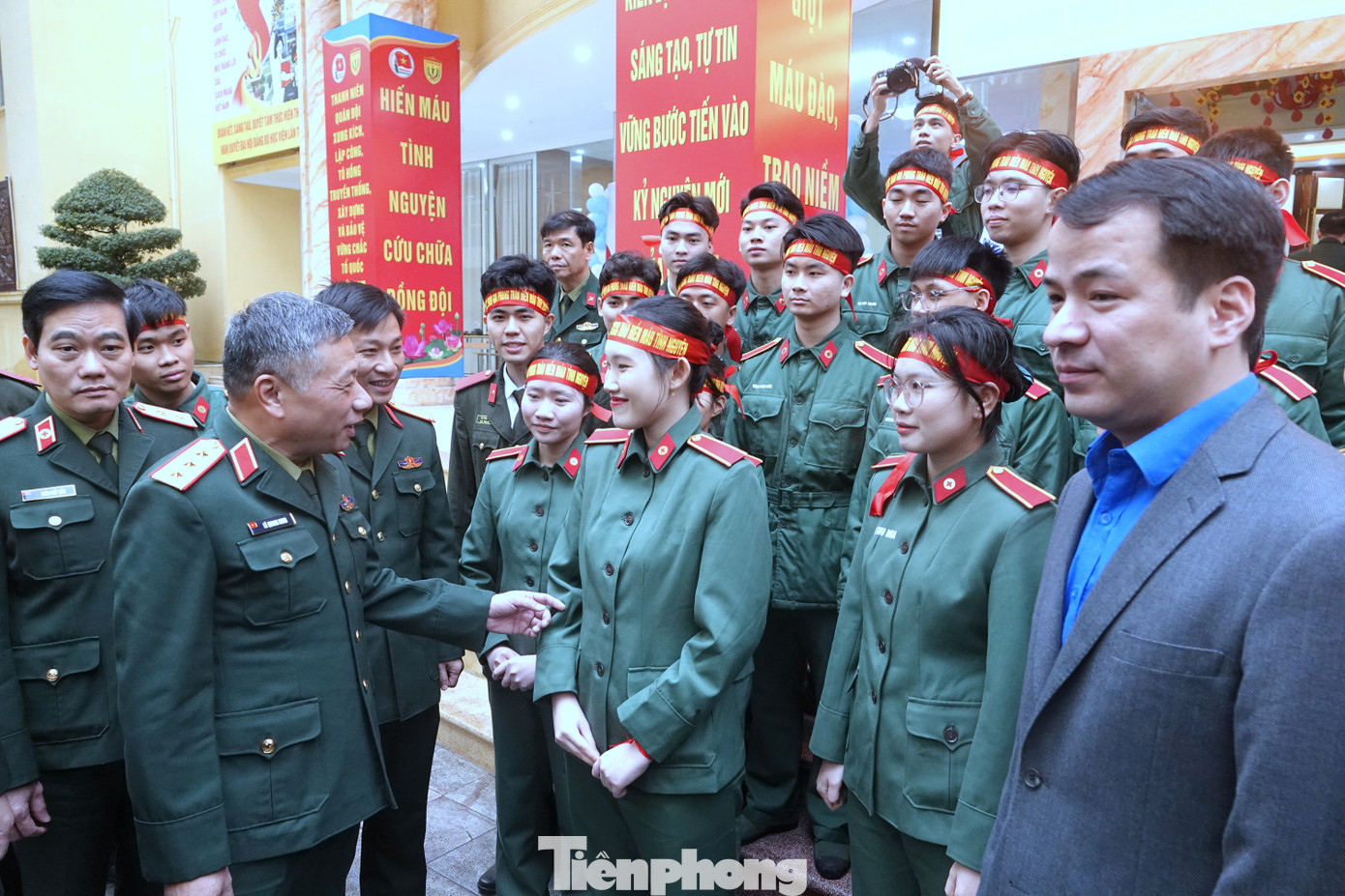 Lãnh đạo Tổng cục Chính trị QĐND Việt Nam, Trung ương Đoàn và chỉ huy các cơ quan, đơn vị thăm hỏi, động viên ĐVTN Học viện Quân y tham gia hiến máu tình nguyện, sáng 23/2.