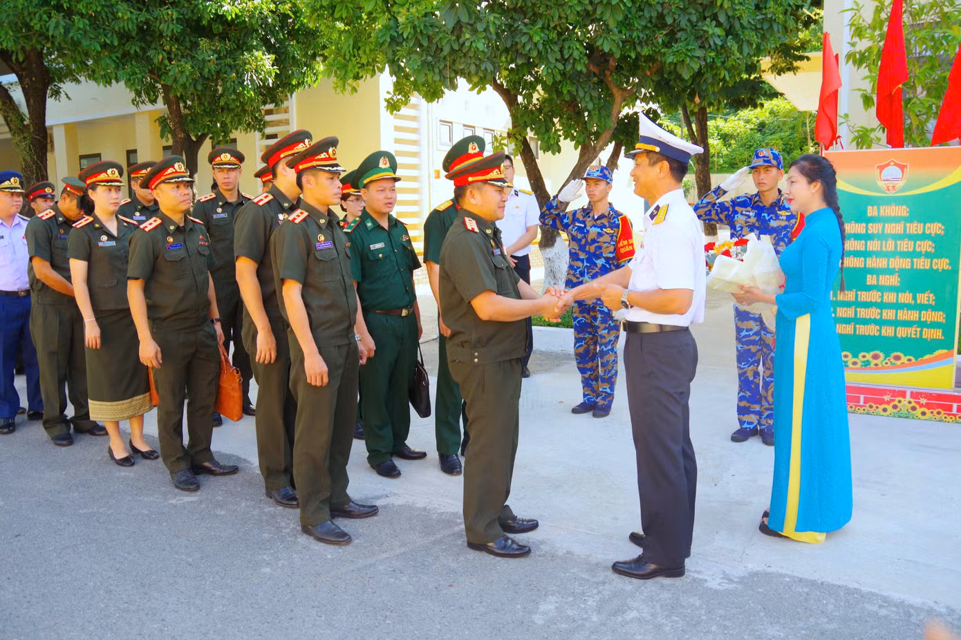 Đoàn sĩ quan trẻ QĐND Lào giao lưu với cán bộ, chiến sĩ Vùng 3 Hải quân.