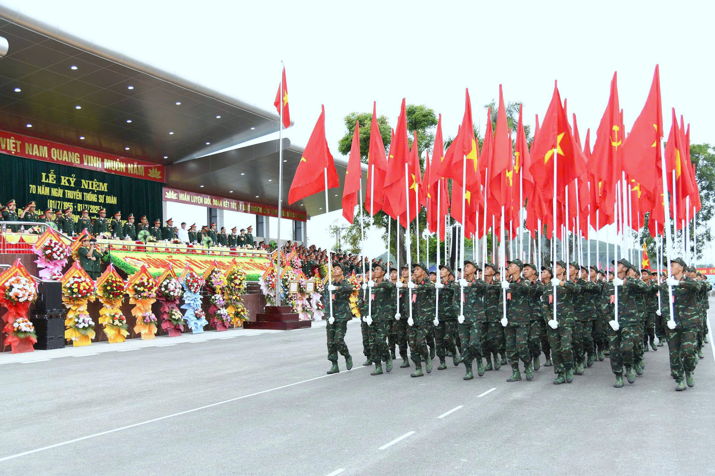 Cán bộ, chiến sĩ Sư đoàn 324 duyệt đội ngũ tại lễ kỷ niệm.