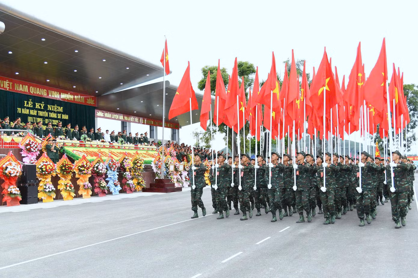 Cán bộ, chiến sĩ Sư đoàn 324 duyệt đội ngũ tại lễ kỷ niệm.