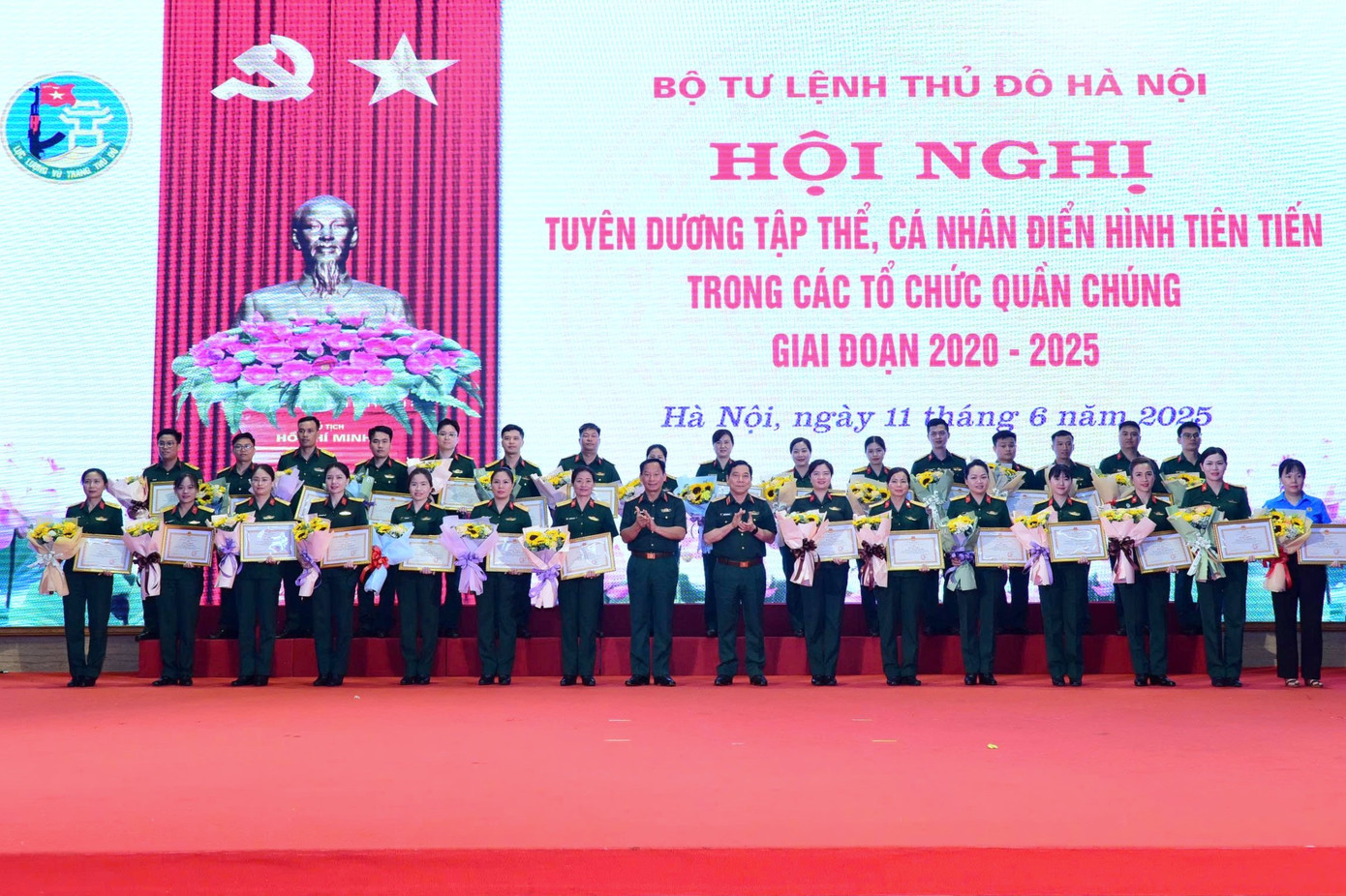 Lãnh đạo BTL Thủ đô trao thưởng 10 tập thể và 20 cá nhân điển hình tiên tiến xuất sắc trong giai đoạn 2020-2025. Lãnh đạo BTL Thủ đô trao thưởng 10 tập thể và 20 cá nhân điển hình tiên tiến xuất sắc trong giai đoạn 2020-2025.