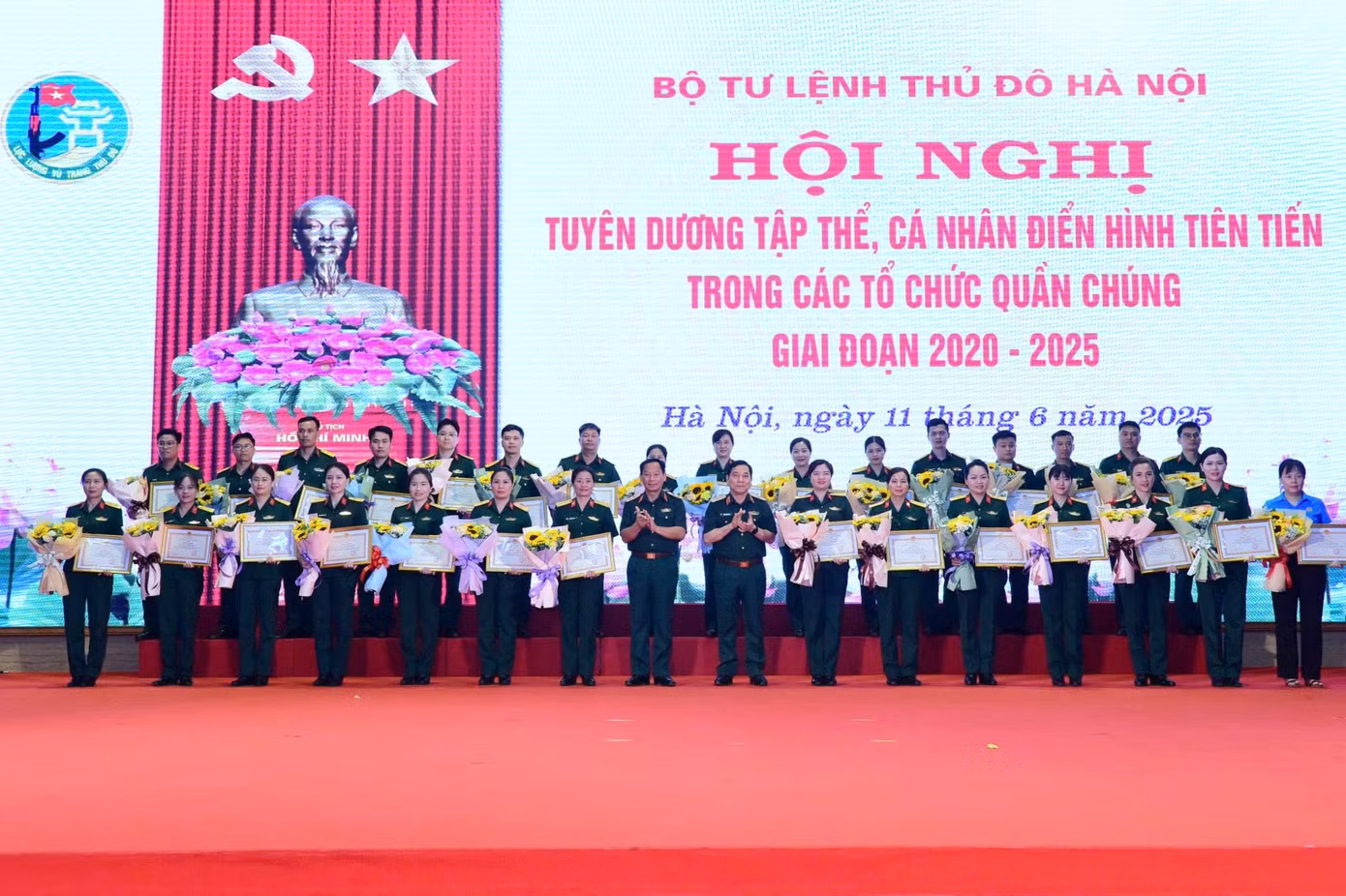 Lãnh đạo BTL Thủ đô trao thưởng 10 tập thể và 20 cá nhân điển hình tiên tiến xuất sắc trong giai đoạn 2020-2025.