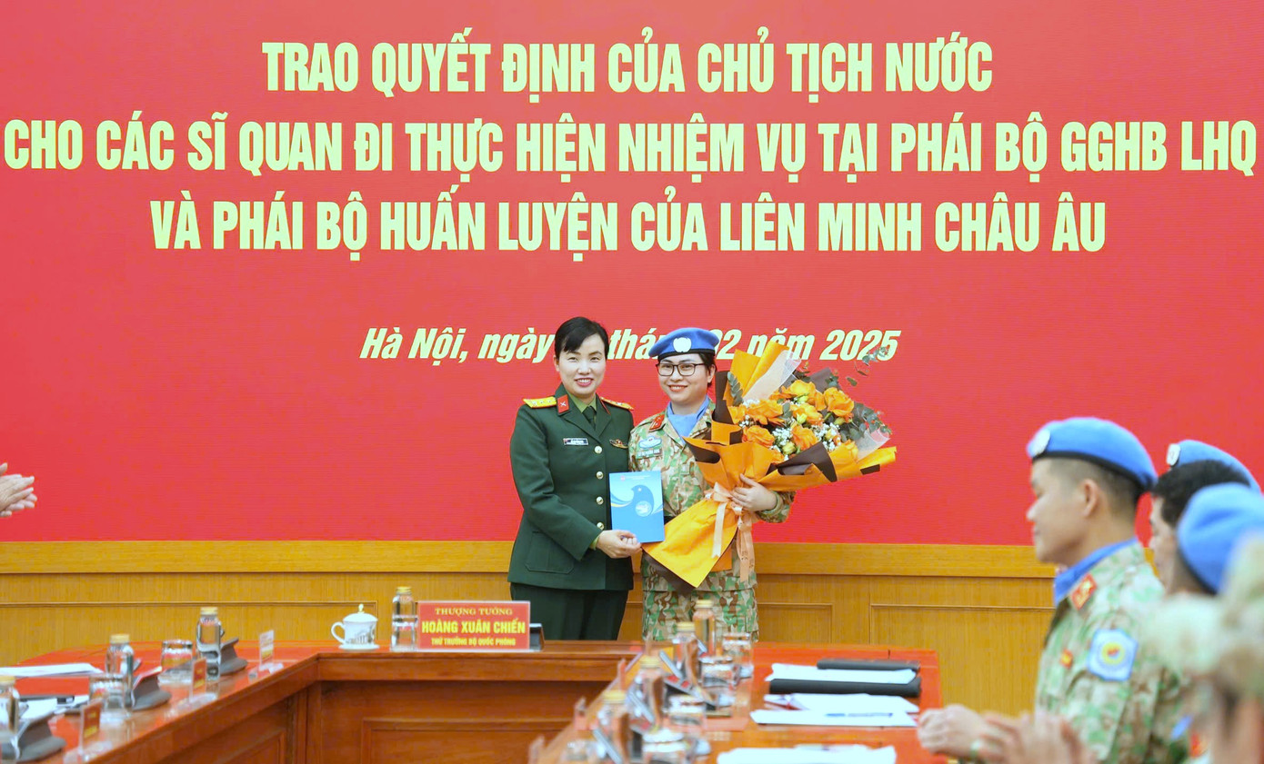 Lãnh đạo Ban Phụ nữ Quân đội động viên Thiếu tá Lê Thị Phương Dung trước giờ lên đường thực hiện sứ mệnh GGHB LHQ.