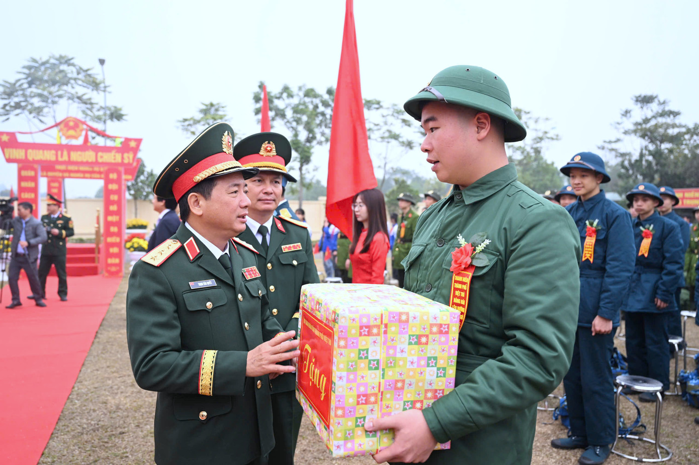 Thượng tướng Trịnh Văn Quyết dặn dò các tân binh ra sức học tập, rèn luyện, trưởng thành để không ngừng tô thắm lá cờ “Quyết chiến, Quyết thắng” của Quân đội nhân dân Việt Nam anh hùng; chấp hành nghiêm kỷ luật, nâng cao bản lĩnh chính trị, không ngừng tu dưỡng phẩm chất đạo đức của người quân nhân cách mạng, của Bộ đội Cụ Hồ thời kỳ mới.