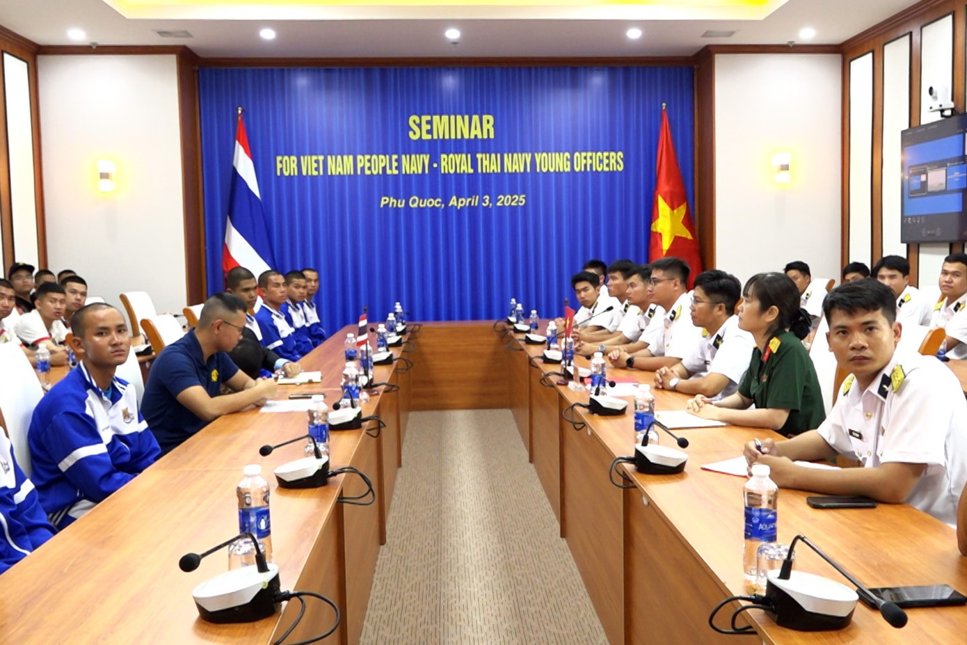 Quang cảnh tọa đàm sĩ quan trẻ trong khuôn khổ chuyến thăm.