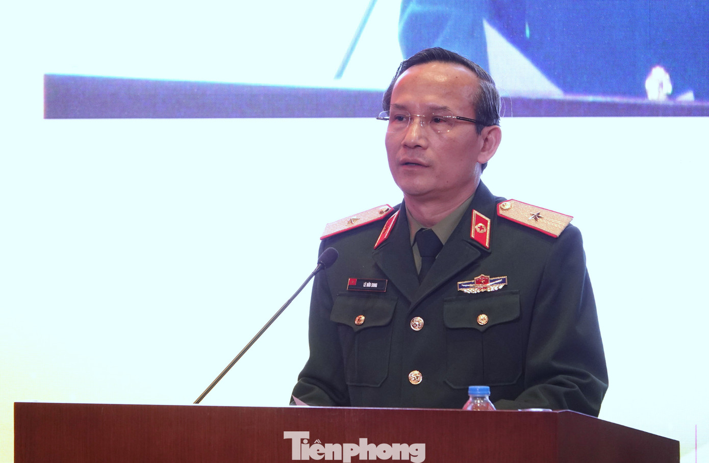 Phát biểu tại chương trình, Thiếu tướng, GS.TS Lê Hữu Song - Giám đốc Bệnh viện TƯQĐ 108, đánh giá cao sự phối hợp của các cơ quan, đơn vị trong và ngoài Quân đội, trong việc phối hợp với Bệnh viện triển khai phong trào hiến máu tình nguyện. Ảnh: Nguyễn Minh