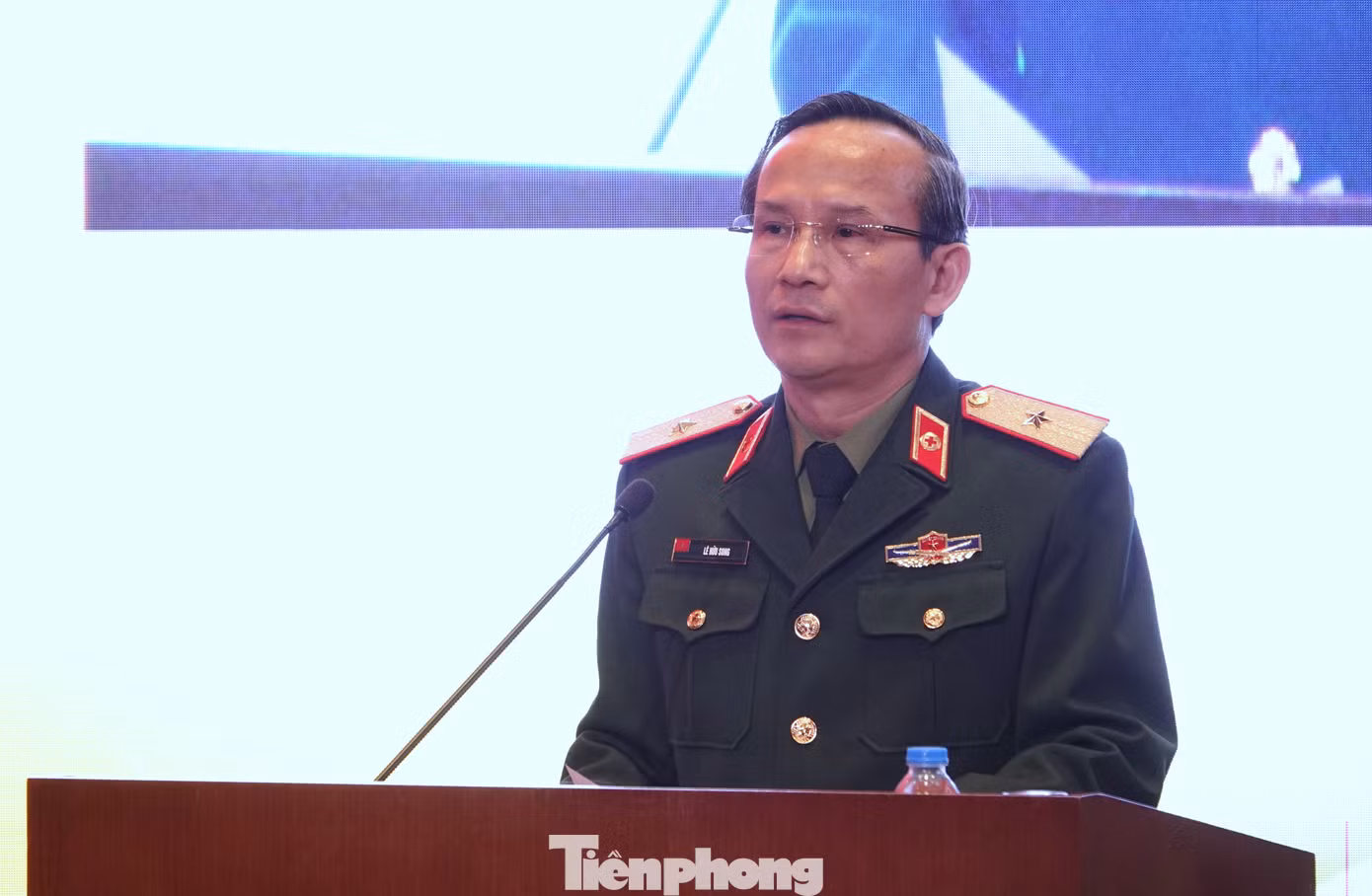 Phát biểu tại chương trình, Thiếu tướng, GS.TS Lê Hữu Song - Giám đốc Bệnh viện TƯQĐ 108, đánh giá cao sự phối hợp của các cơ quan, đơn vị trong và ngoài Quân đội, trong việc phối hợp với Bệnh viện triển khai phong trào hiến máu tình nguyện. Ảnh: Nguyễn Minh Phát biểu tại chương trình, Thiếu tướng, GS.TS Lê Hữu Song - Giám đốc Bệnh viện TƯQĐ 108, đánh giá cao sự phối hợp của các cơ quan, đơn vị trong và ngoài Quân đội, trong việc phối hợp với Bệnh viện triển khai phong trào hiến máu tình nguyện. Ảnh: Nguyễn Minh