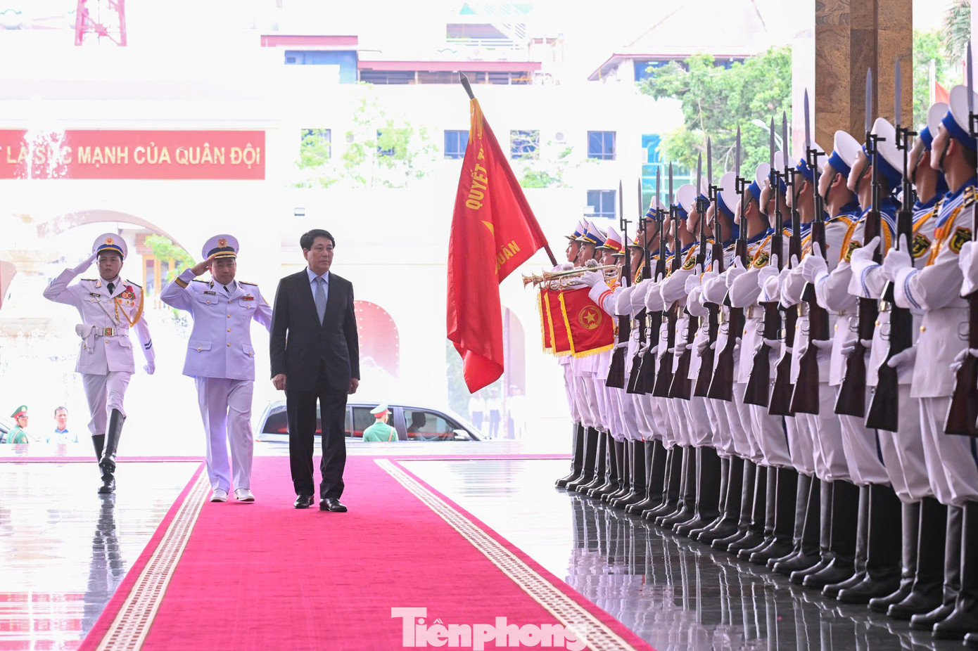 Chủ tịch nước duyệt Đội danh dự Hải quân nhân dân Việt Nam khi tới dự lễ kỷ niệm.