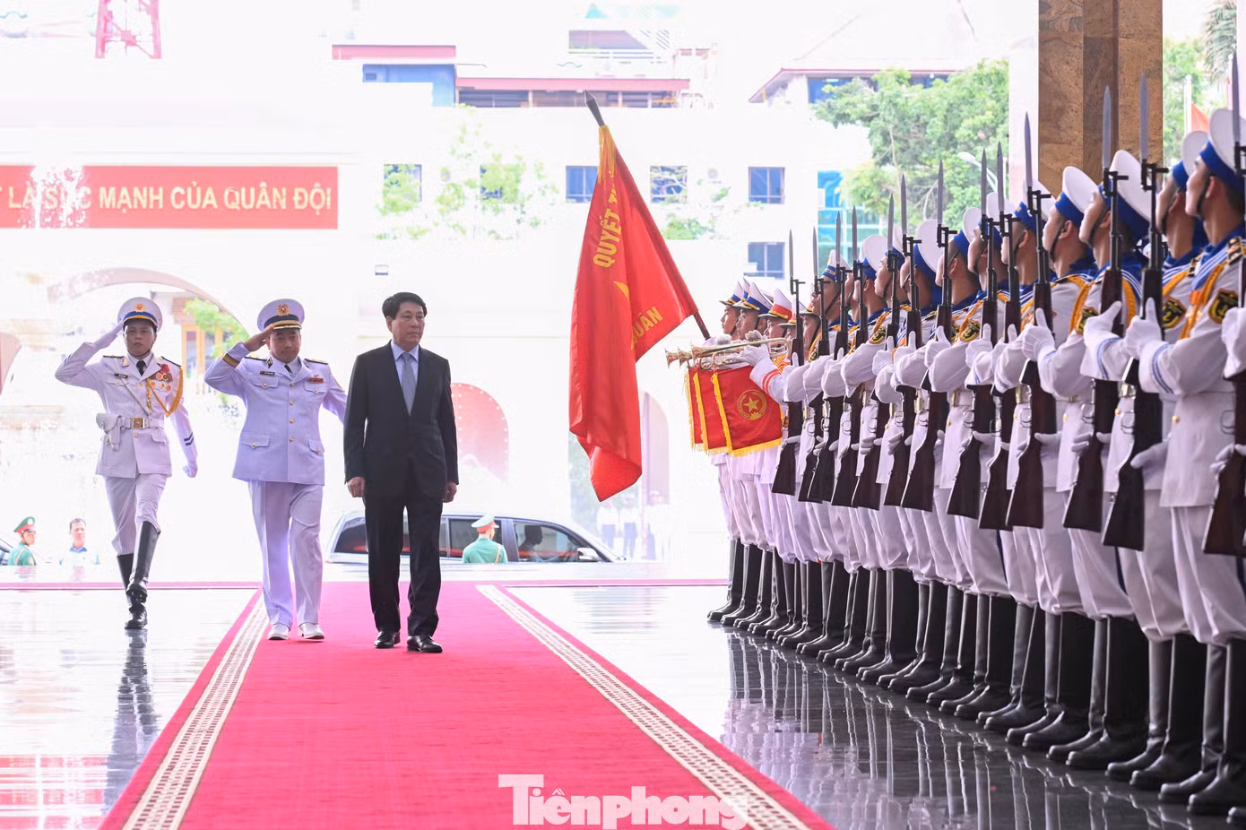 Chủ tịch nước duyệt Đội danh dự Hải quân nhân dân Việt Nam khi tới dự lễ kỷ niệm.
