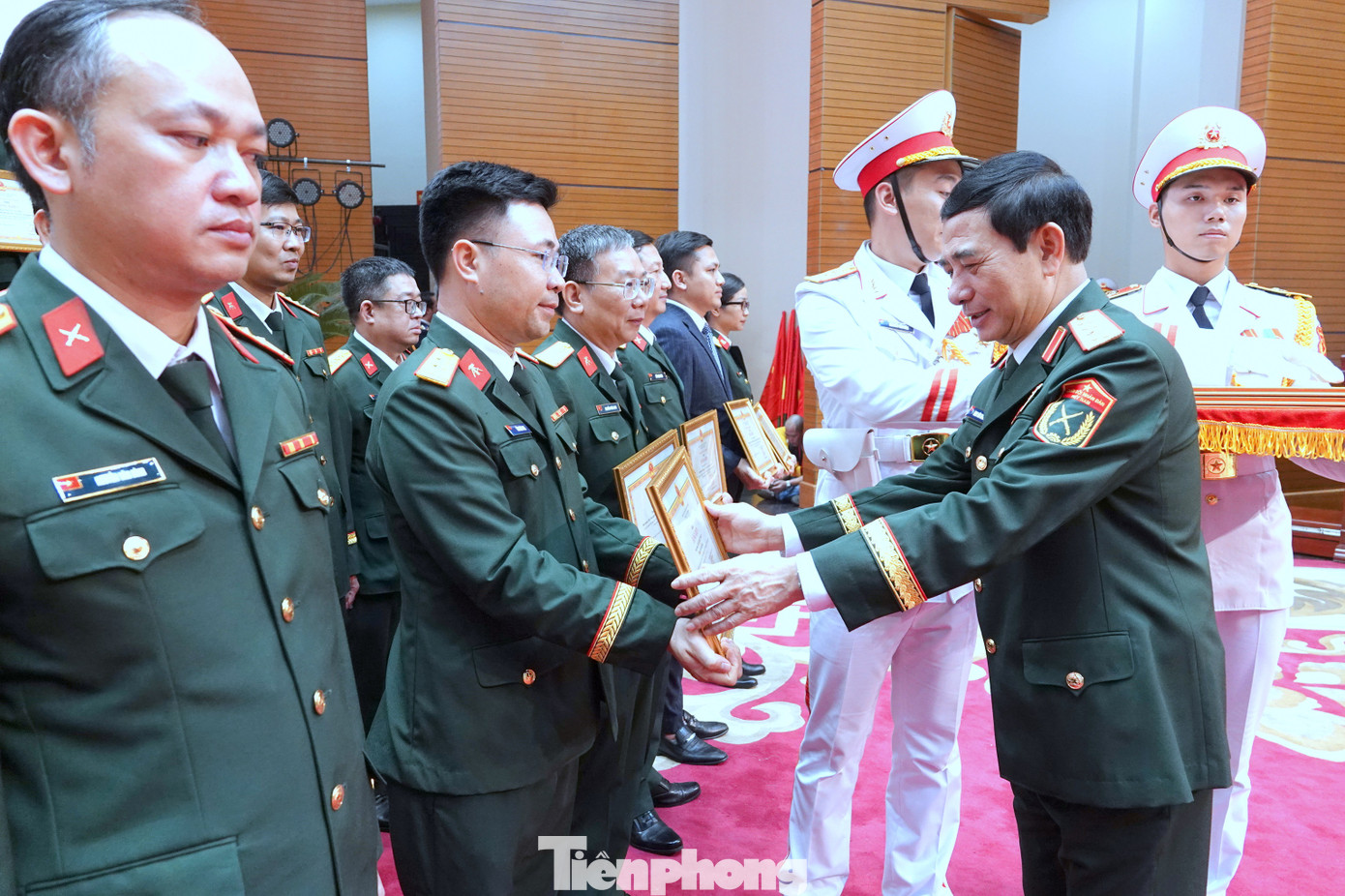 Bộ trưởng Bộ Quốc phòng Phan Văn Giang và Chủ nhiệm Tổng cục Chính trị Quân đội nhân dân Việt Nam Trịnh Văn Quyết trao Bằng khen của Thủ tướng Chính phủ và Bằng khen của Bộ trưởng Bộ Quốc phòng tặng các tập thể, cá nhân tiêu biểu trong tổ chức, tham gia Giải thưởng lần thứ 25 và giai đoạn 2020-2025.