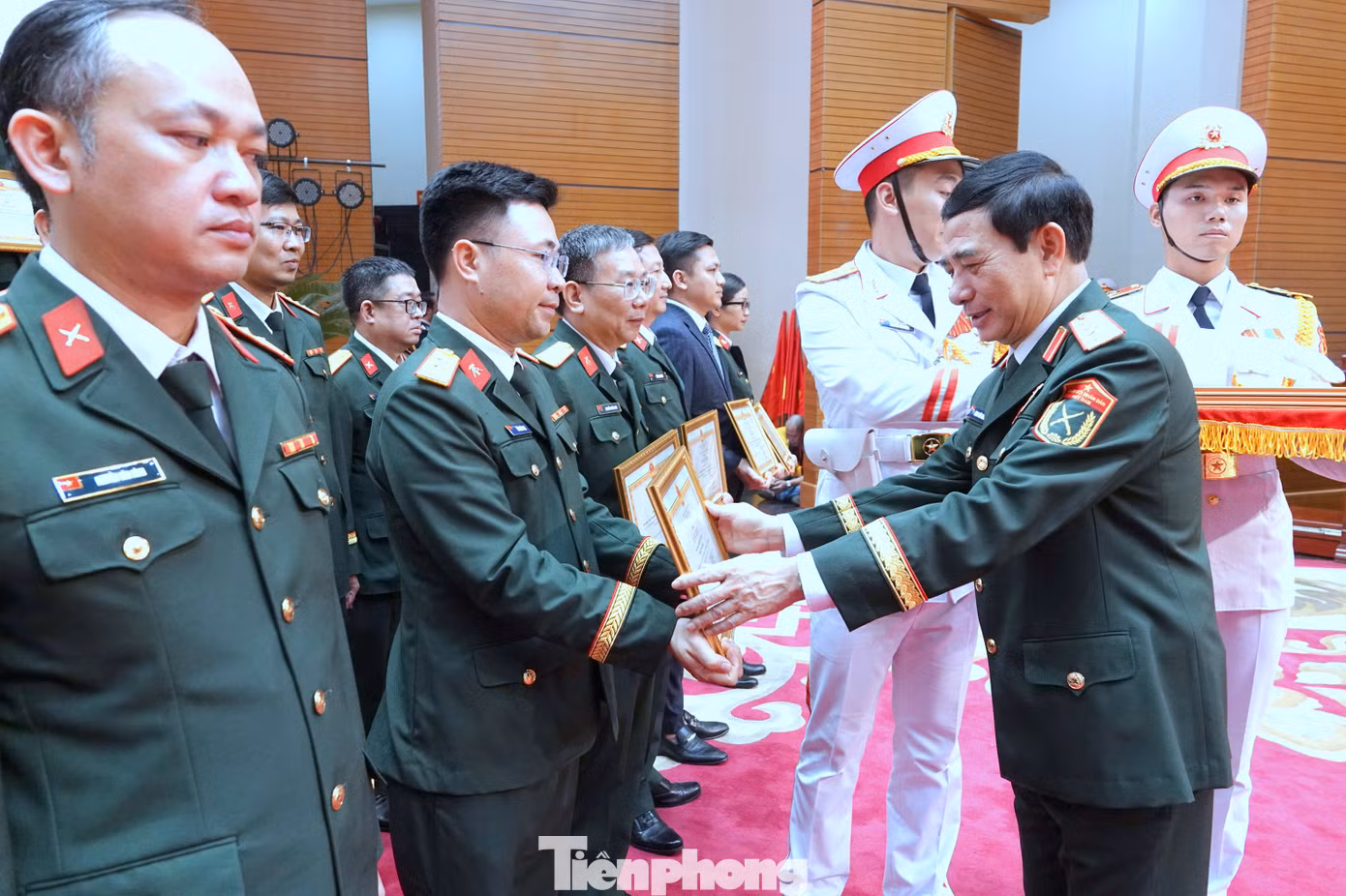 Bộ trưởng Bộ Quốc phòng Phan Văn Giang và Chủ nhiệm Tổng cục Chính trị Quân đội nhân dân Việt Nam Trịnh Văn Quyết trao Bằng khen của Thủ tướng Chính phủ và Bằng khen của Bộ trưởng Bộ Quốc phòng tặng các tập thể, cá nhân tiêu biểu trong tổ chức, tham gia Giải thưởng lần thứ 25 và giai đoạn 2020-2025.