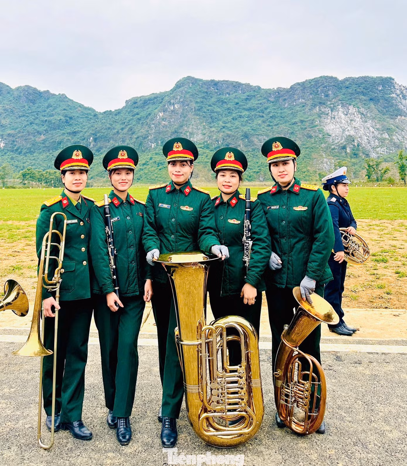 Tham gia khối nữ Quân nhạc, 5 bóng hồng của Bệnh viện Trung ương Quân đội 108 sẽ mang theo các nhạc cụ gồm kèn Clarinet, kèn Tuba, kèn Trombone và kèn Tenor khi diễu binh, diễu hành.