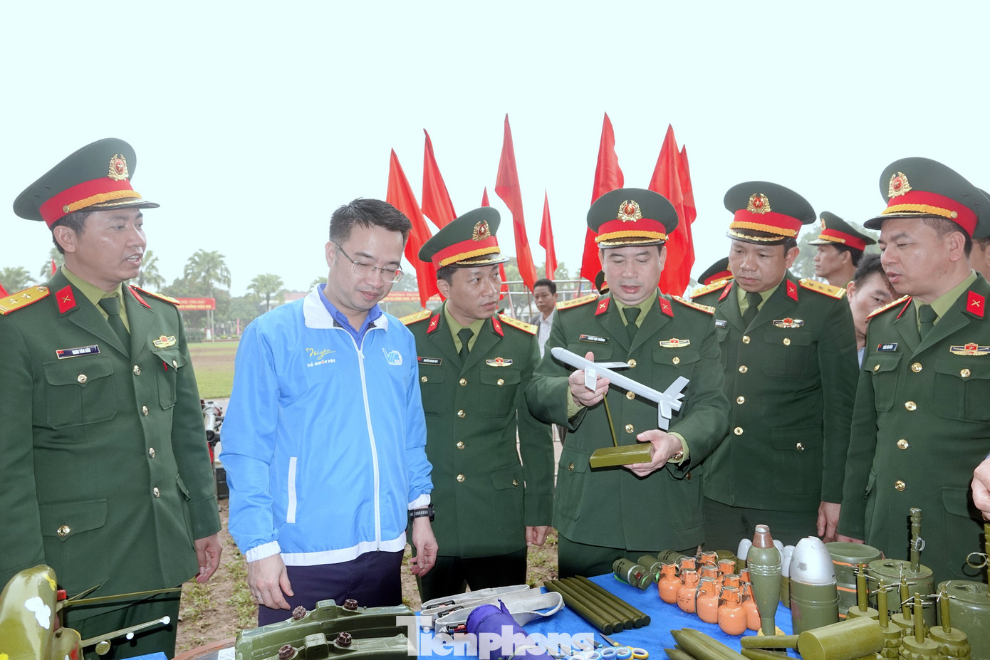 Đại biểu dự chương trình tham quan mô hình, học cụ huấn luyện ở Trung đoàn 209.