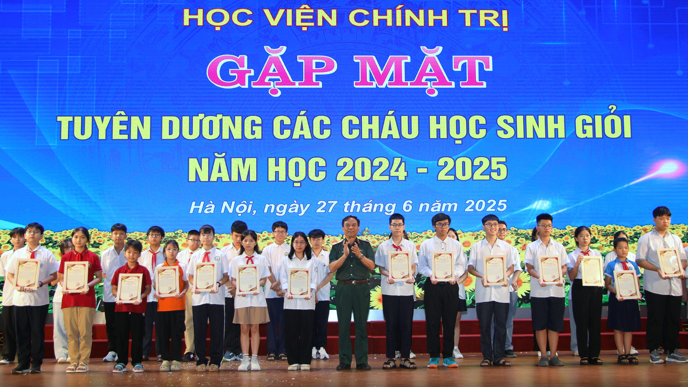 Lãnh đạo Học viện Chính trị trao thưởng các em học sinh tiêu biểu về tham dự chương trình. Lãnh đạo Học viện Chính trị trao thưởng các em học sinh tiêu biểu về tham dự chương trình.