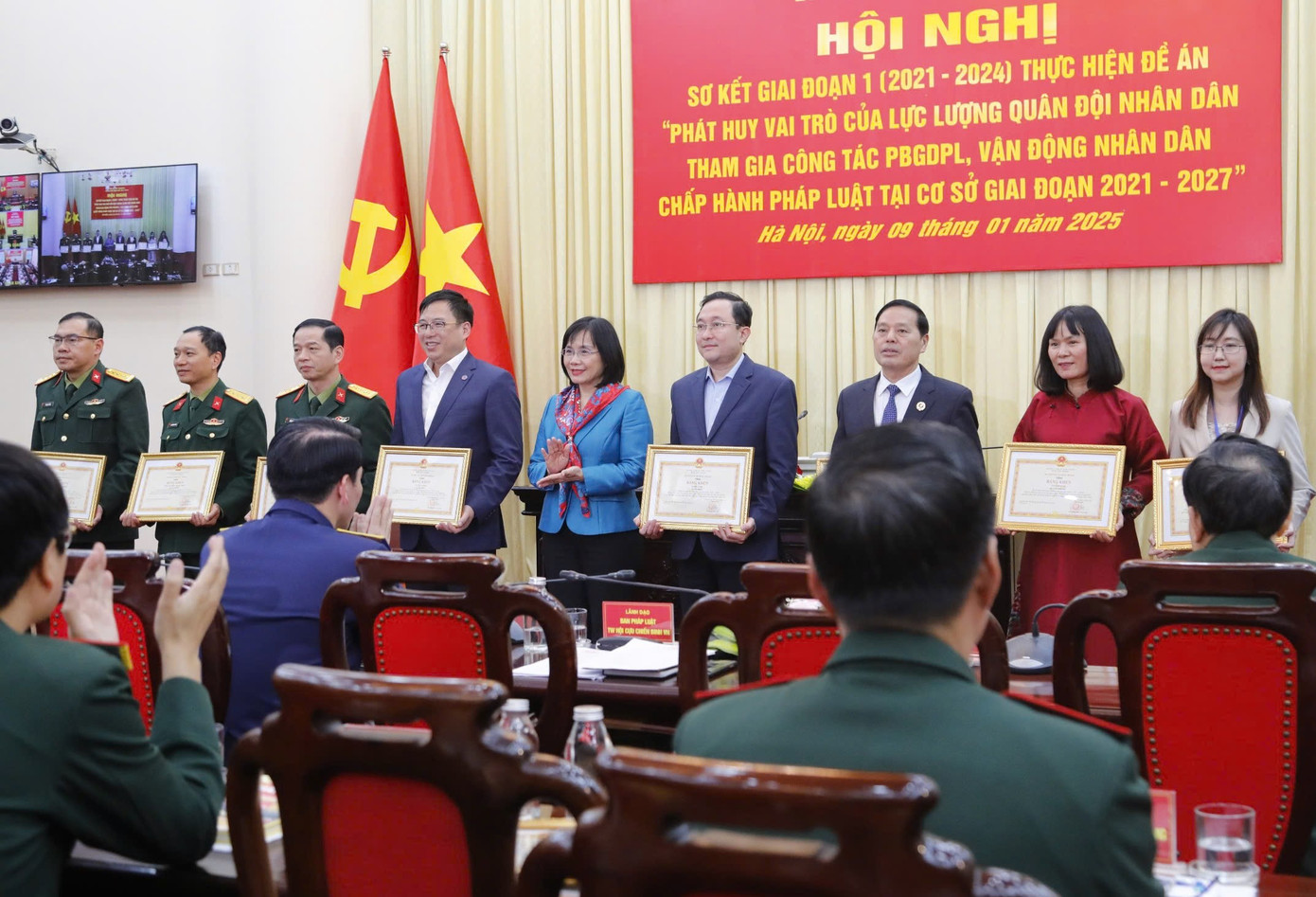 Thứ trưởng Bộ Tư pháp Đặng Hoàng Oanh trao Bằng khen của Bộ trưởng Bộ Quốc phòng tặng các tập thể đạt thành tích xuất sắc trong triển khai thực hiện Đề án 1371 giai đoạn 2021-2024. Thứ trưởng Bộ Tư pháp Đặng Hoàng Oanh trao Bằng khen của Bộ trưởng Bộ Quốc phòng tặng các tập thể đạt thành tích xuất sắc trong triển khai thực hiện Đề án 1371 giai đoạn 2021-2024.