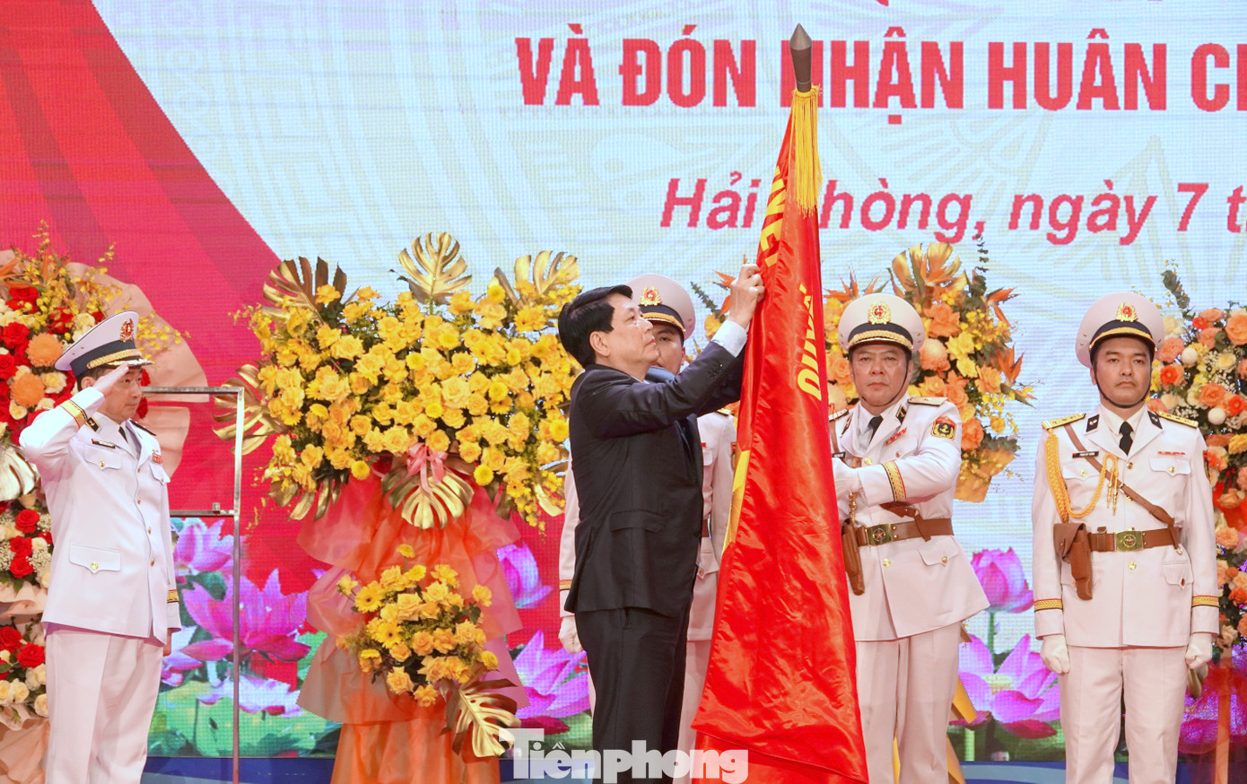 Chủ tịch nước gắn Huân chương Hồ Chí Minh lên Quân kỳ Quyết thắng của Quân chủng Hải quân tại lễ kỷ niệm, sáng 7/5.