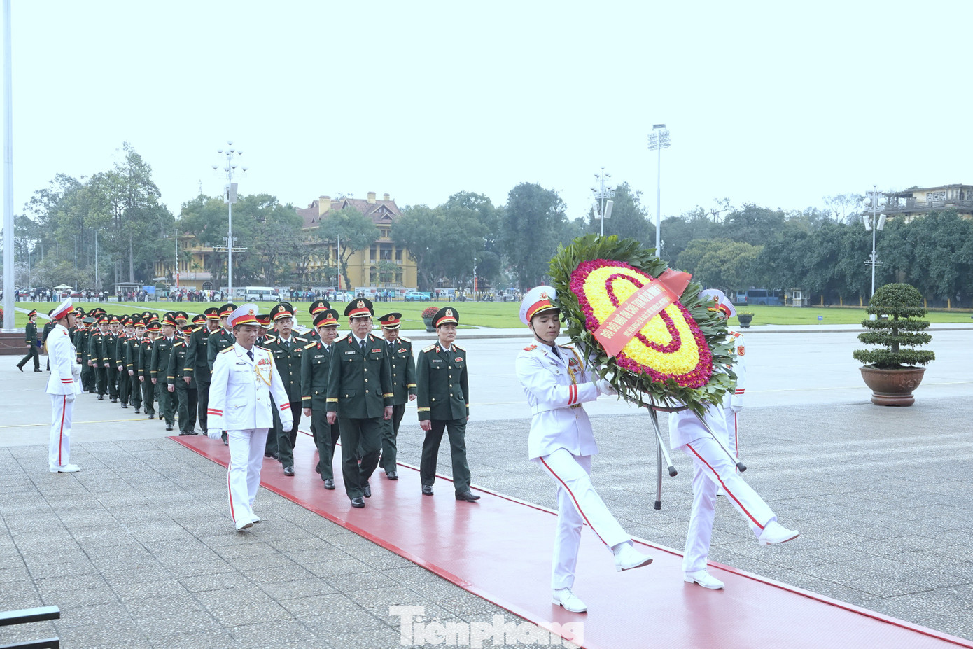 Các đại biểu tham dự Lễ báo công vào Lăng viếng Bác. Các đại biểu tham dự Lễ báo công vào Lăng viếng Bác.