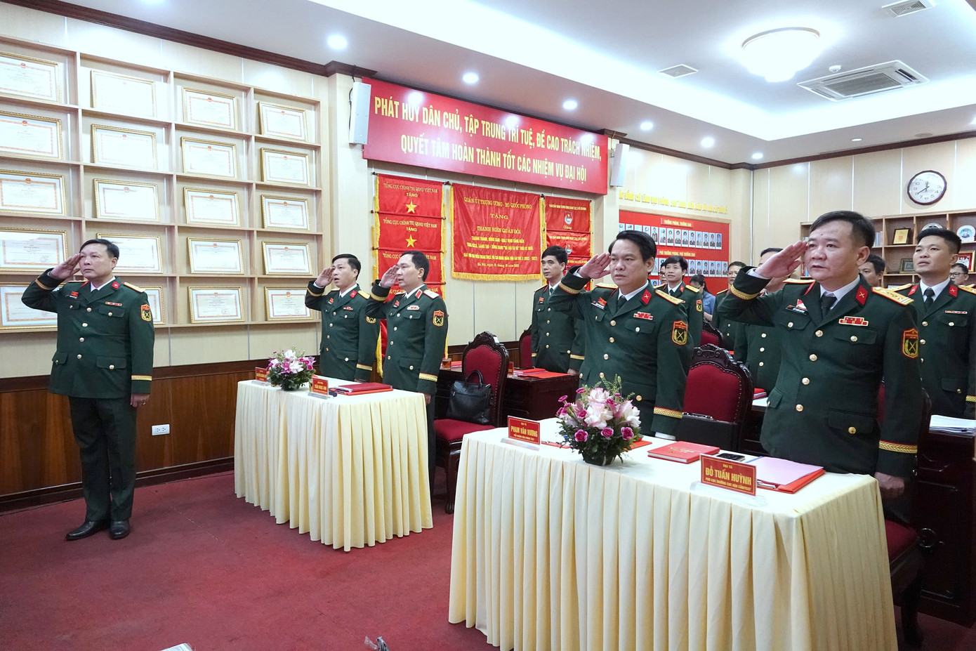 Đại biểu dự đại hội làm lễ chào cờ.